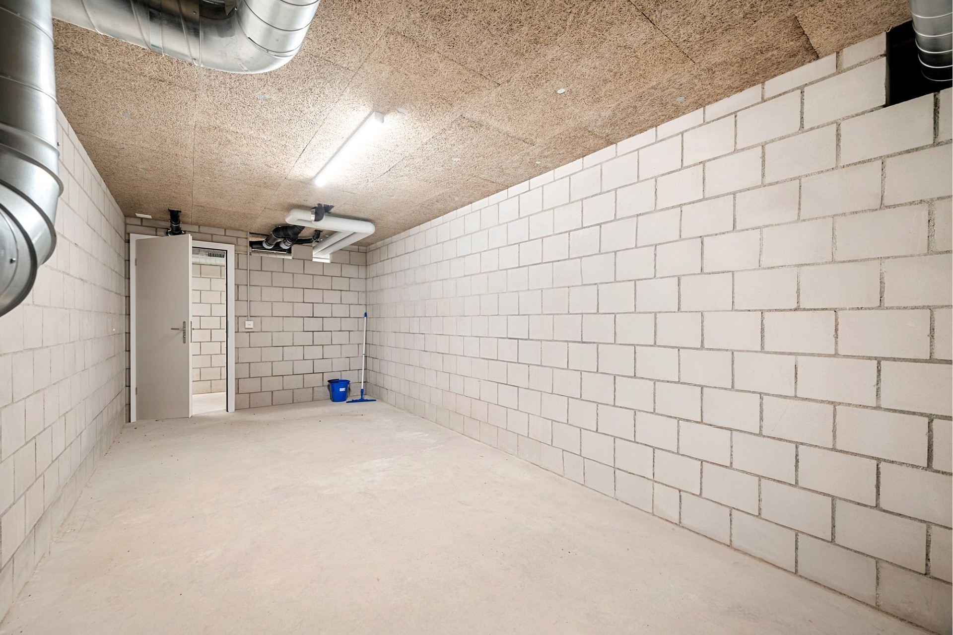 Kellerraum mit Technikinstallation