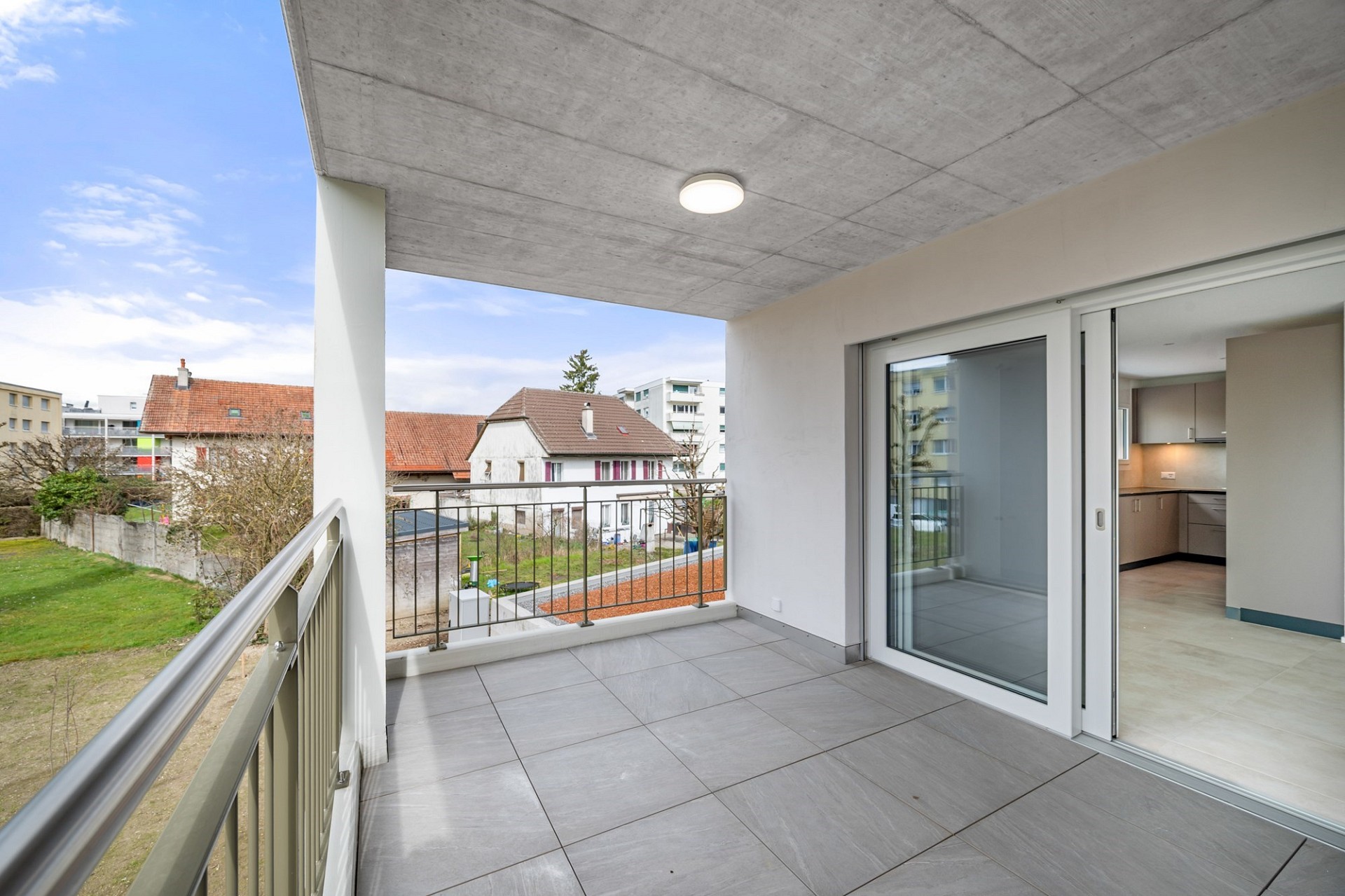 Überdachter Balkon mit Blick ins Grüne und in die Nachbarschaft
