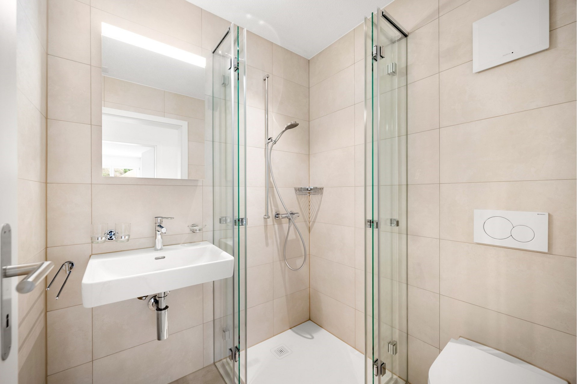 Modernes Badezimmer mit begehbarer Dusche