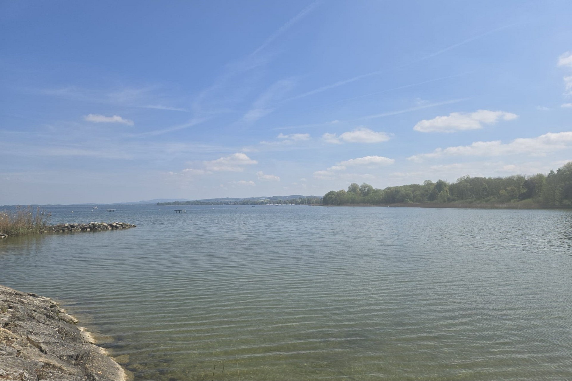 Seeufer mit weitem Wasserblick