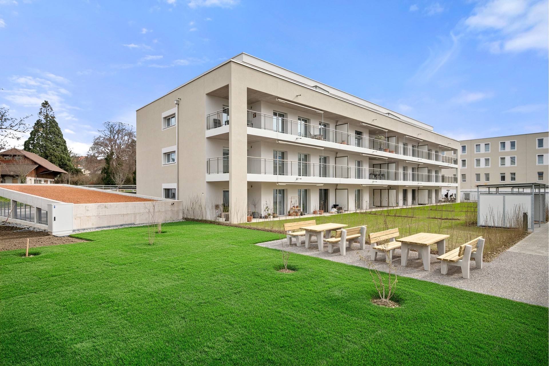 Moderner Wohnkomplex mit Gemeinschaftsgarten