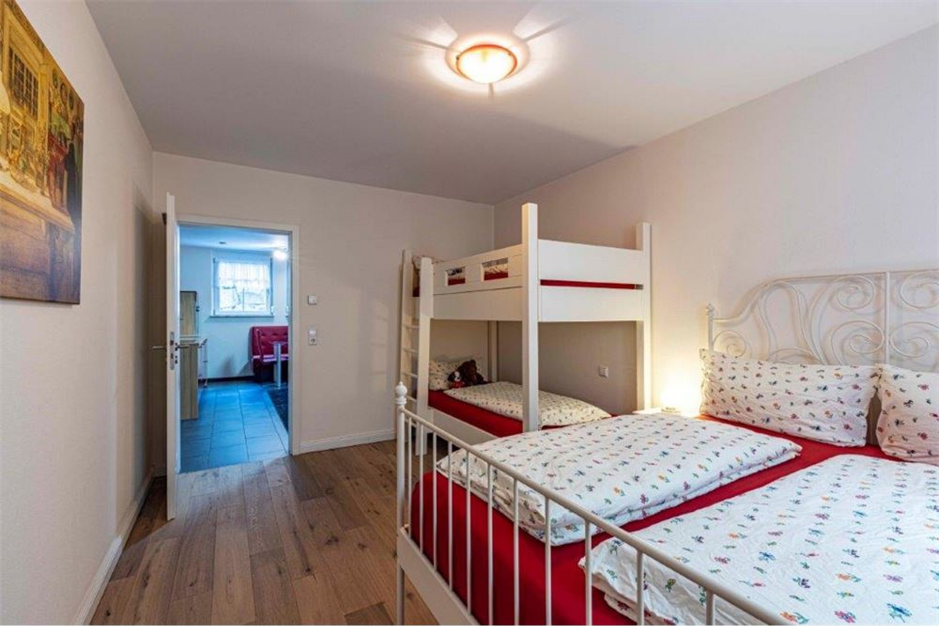 Kinderzimmer mit Etagenbett und Doppelbett
