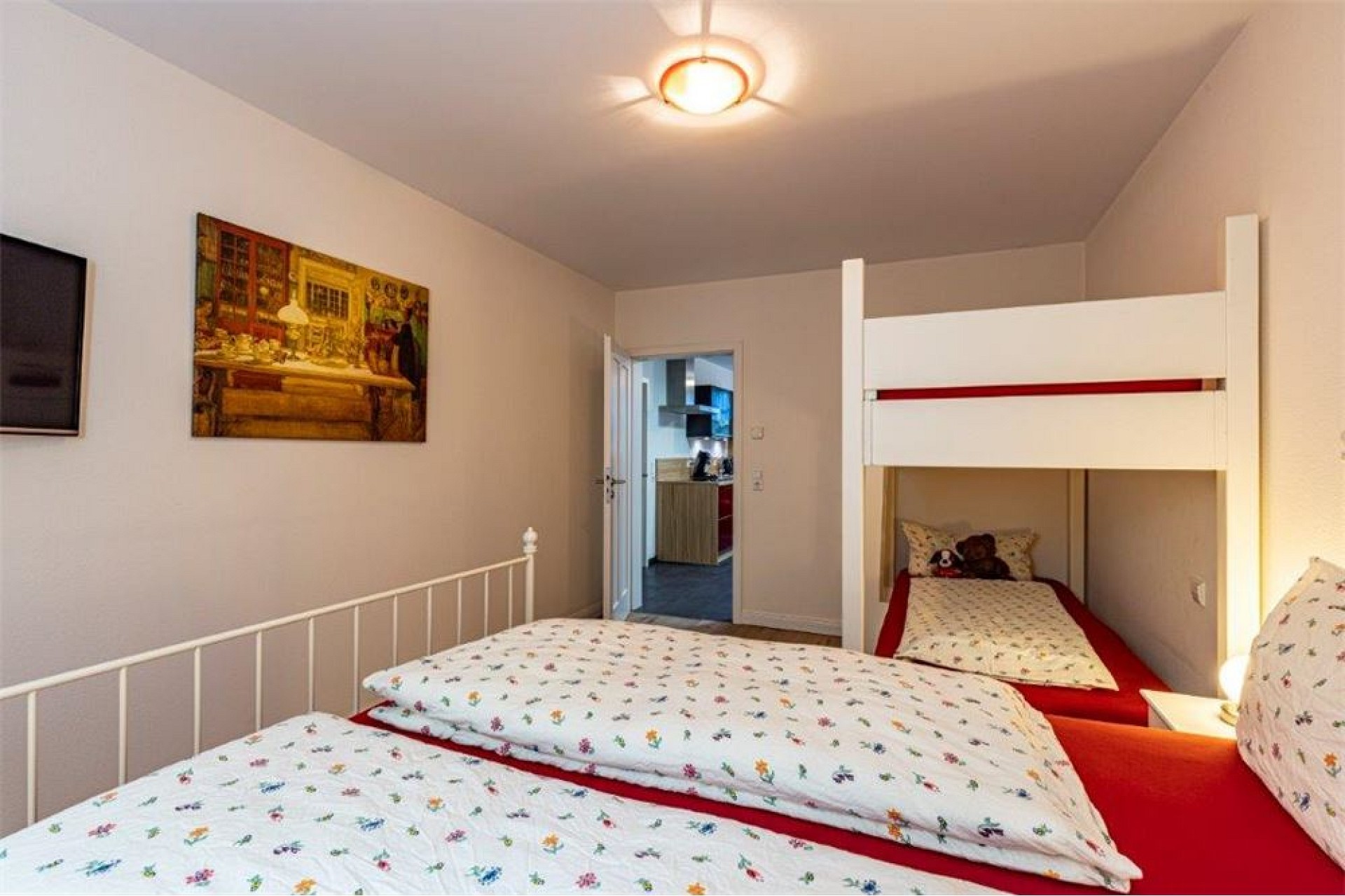 Kleines Schlafzimmer mit Etagenbett und Einzelbett