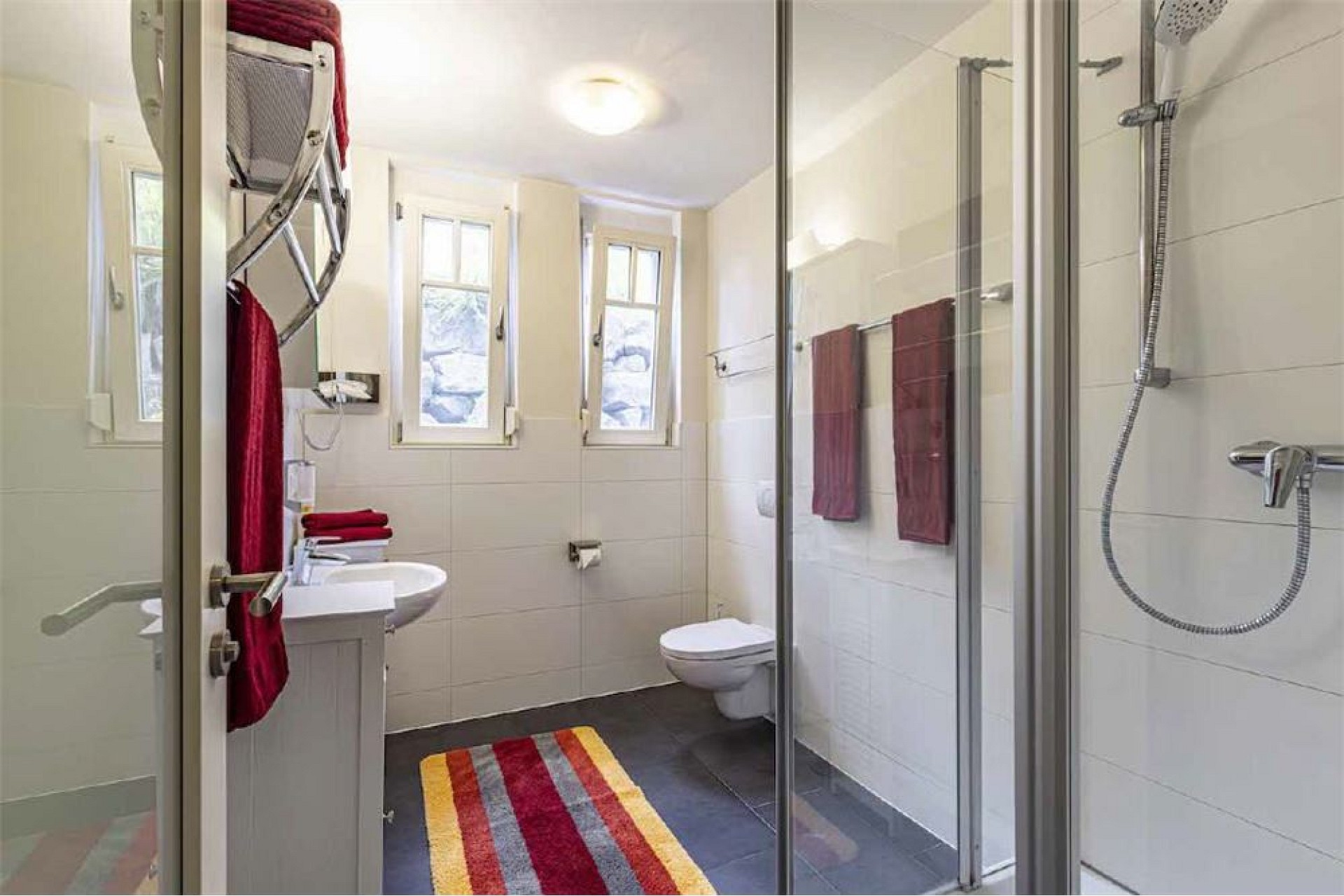 Modernes Badezimmer mit Duschkabine