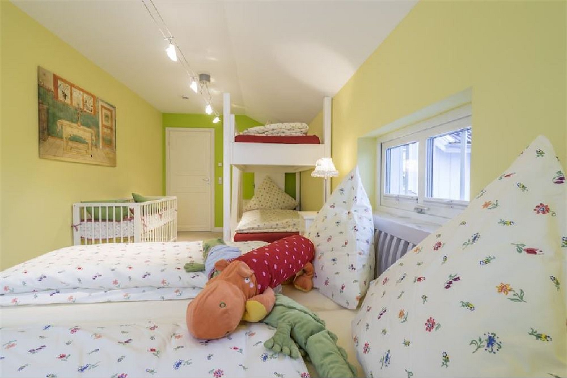 Kinderzimmer mit Etagenbett und Schlafnische