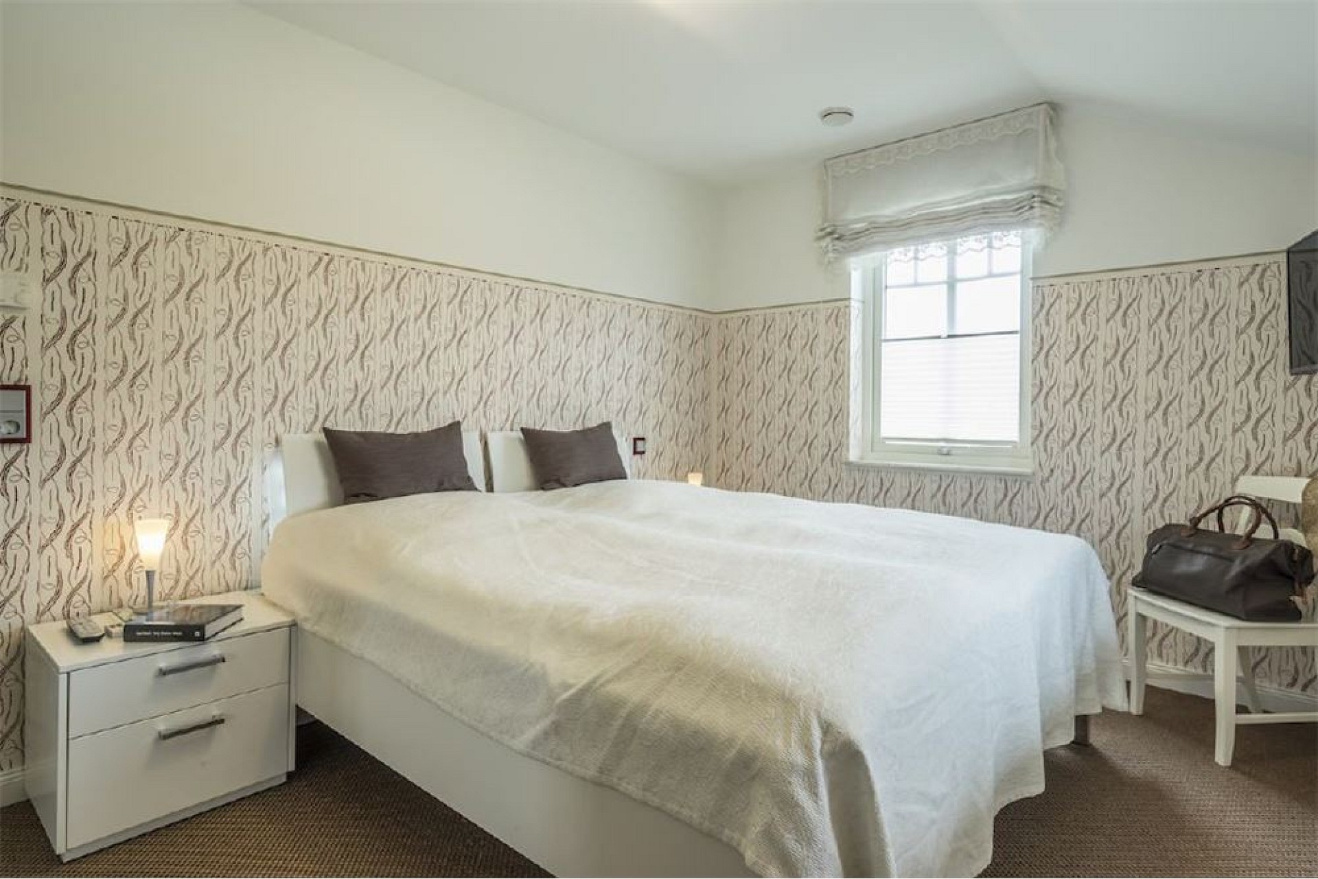 Helles Schlafzimmer mit Doppelbett
