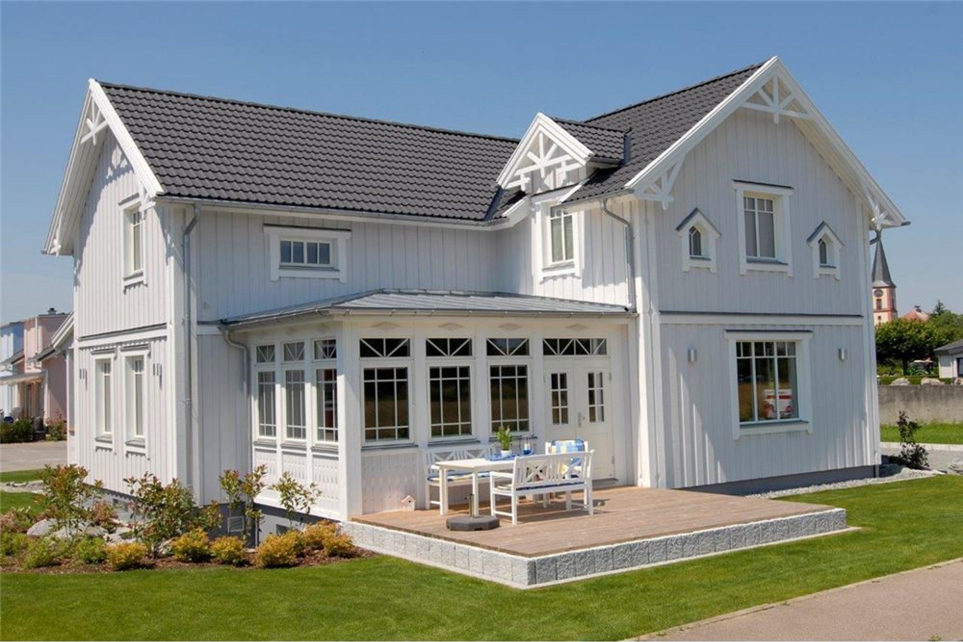 Weiße Landhausvilla mit Garten und Terrasse