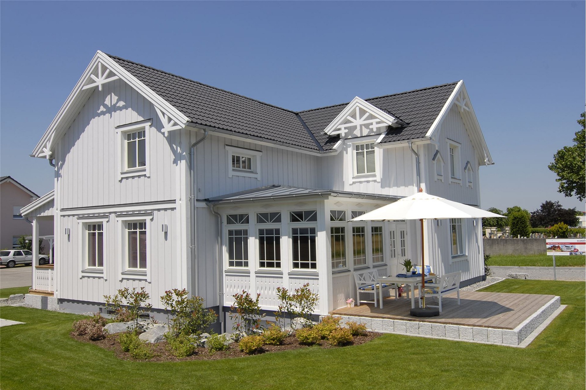Weiße Landhausvilla mit Garten