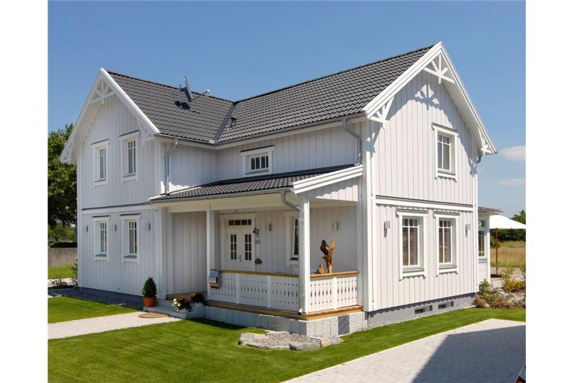 Weiße Landhausvilla mit Satteldach
