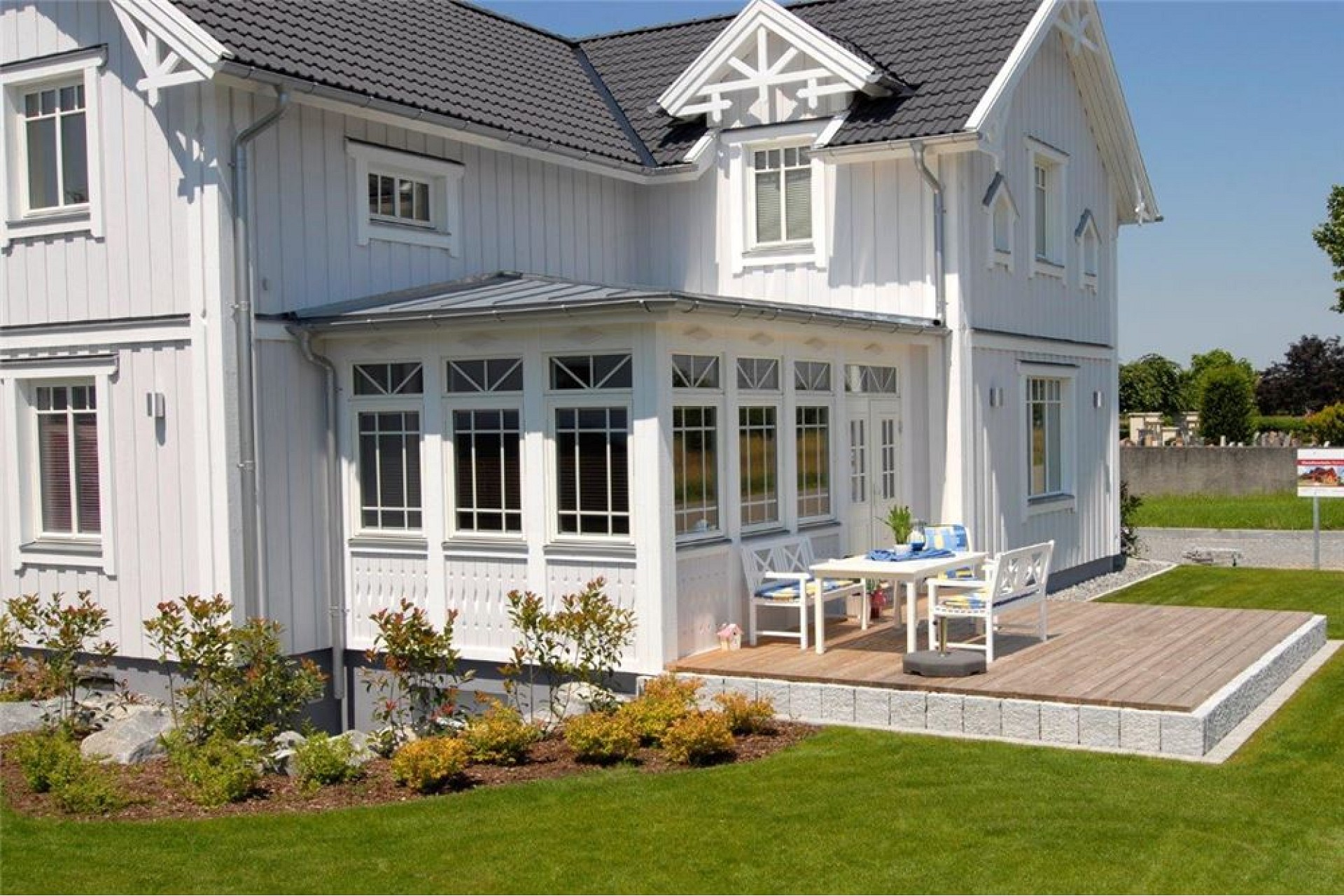 Weiße Landhausvilla mit Terrasse