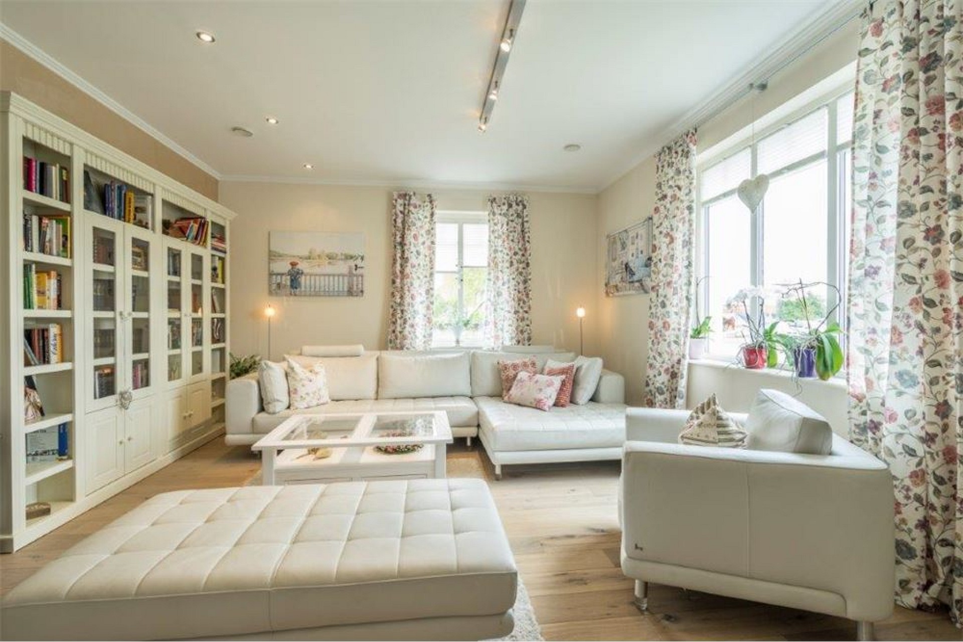 Helles Wohnzimmer mit floralen Vorhängen
