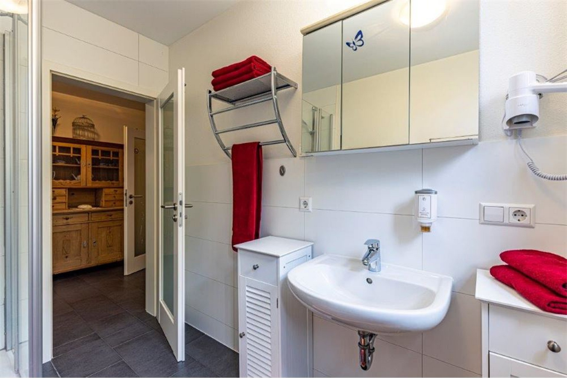 Kleines Badezimmer mit Waschtisch