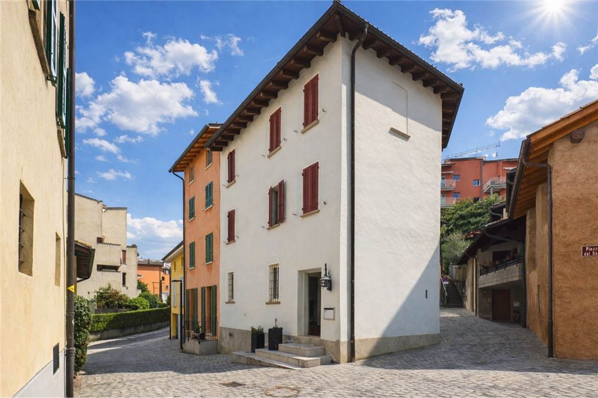 Historische Häuserzeile an gepflasterter Gasse