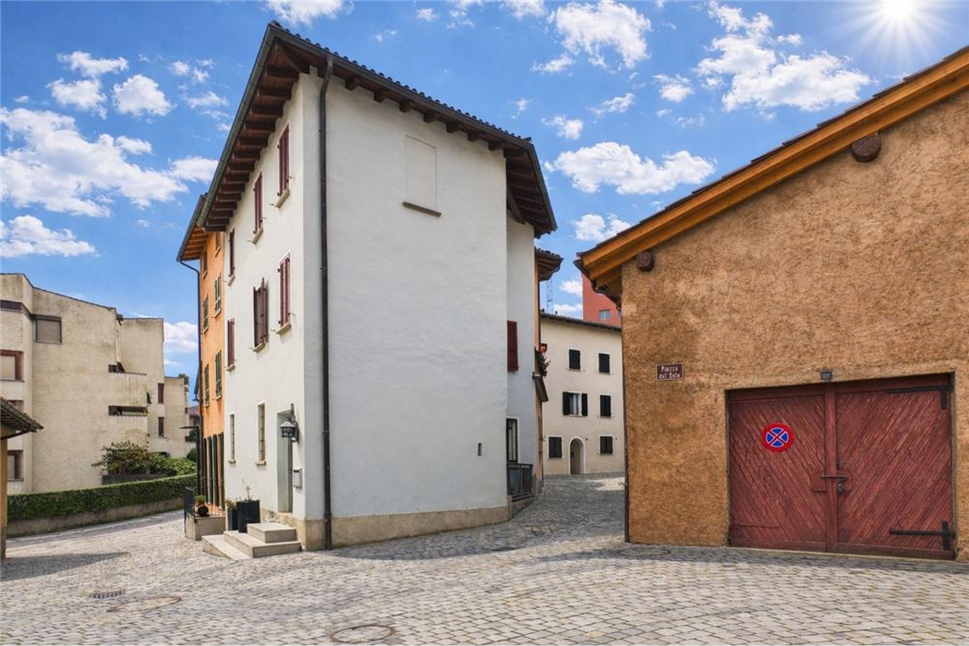Außenansicht einer Häuserzeile mit Gasse