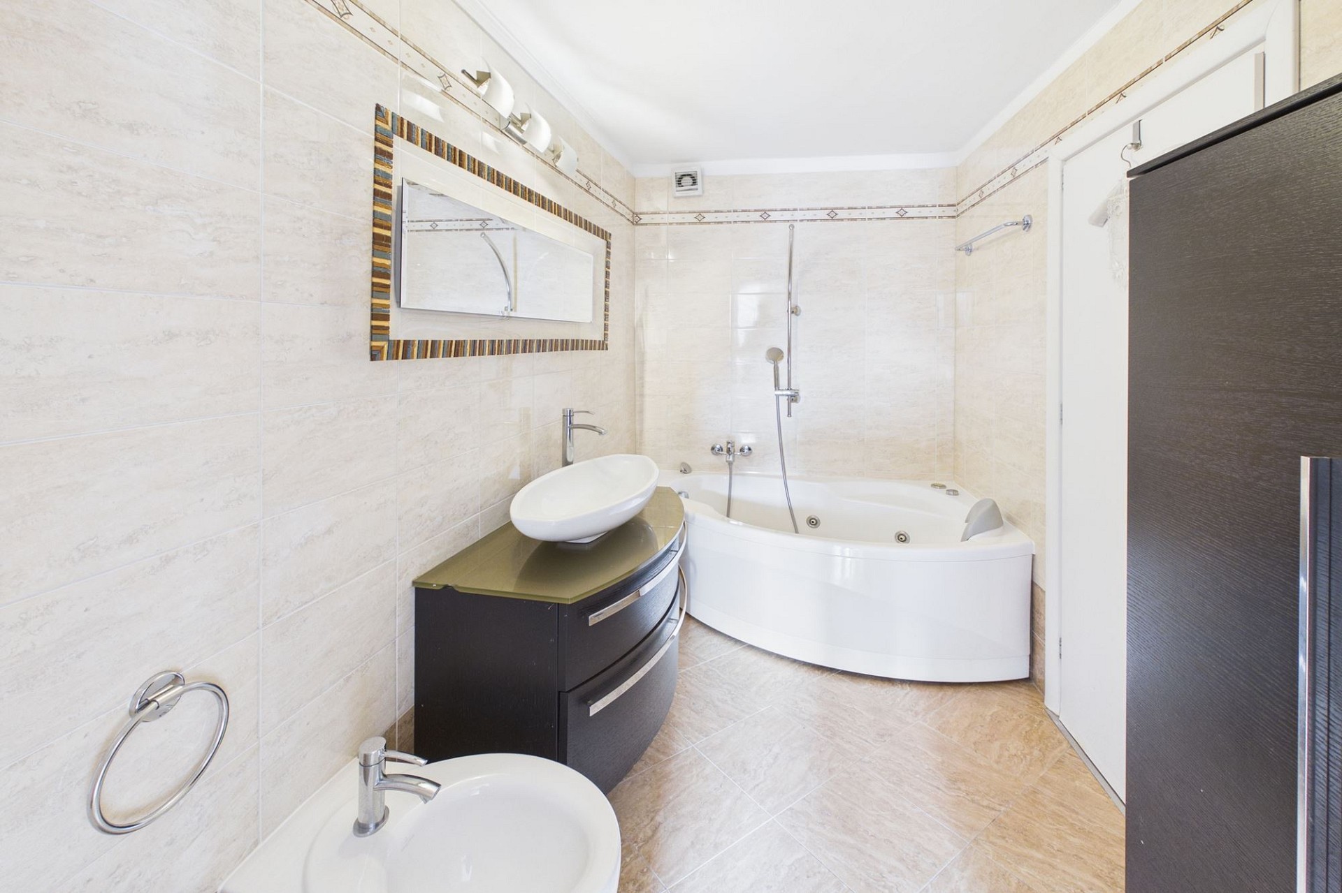 Helles Badezimmer mit Badewanne und Waschtisch