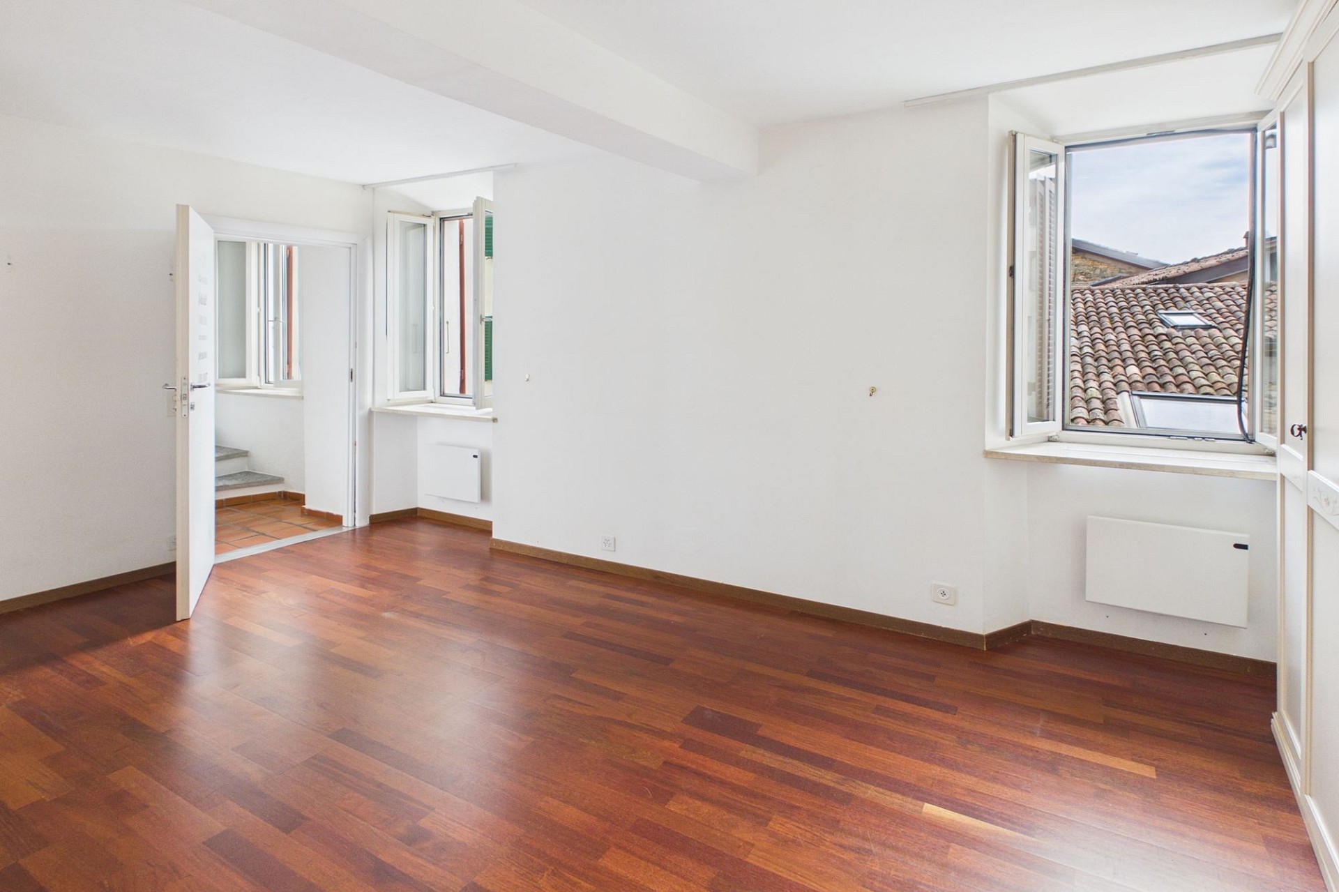Heller leerer Wohnraum mit Parkettboden