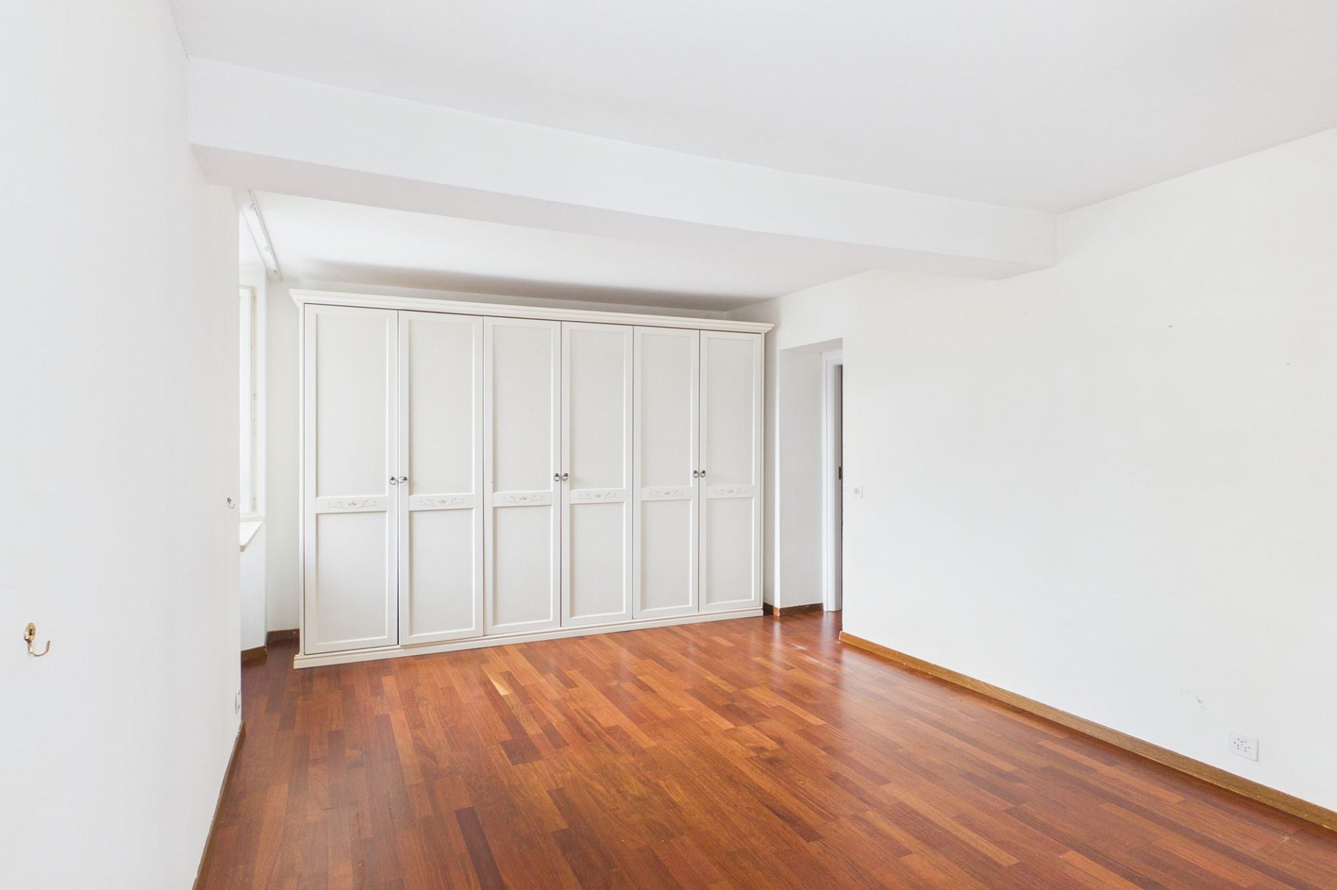 Helles Schlafzimmer mit Einbauschrank