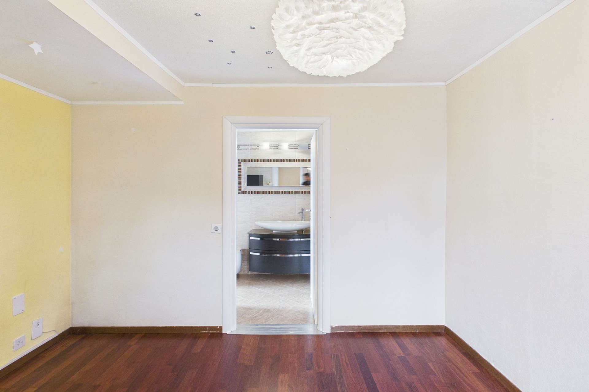 Leerer Raum mit Blick in ein Badezimmer