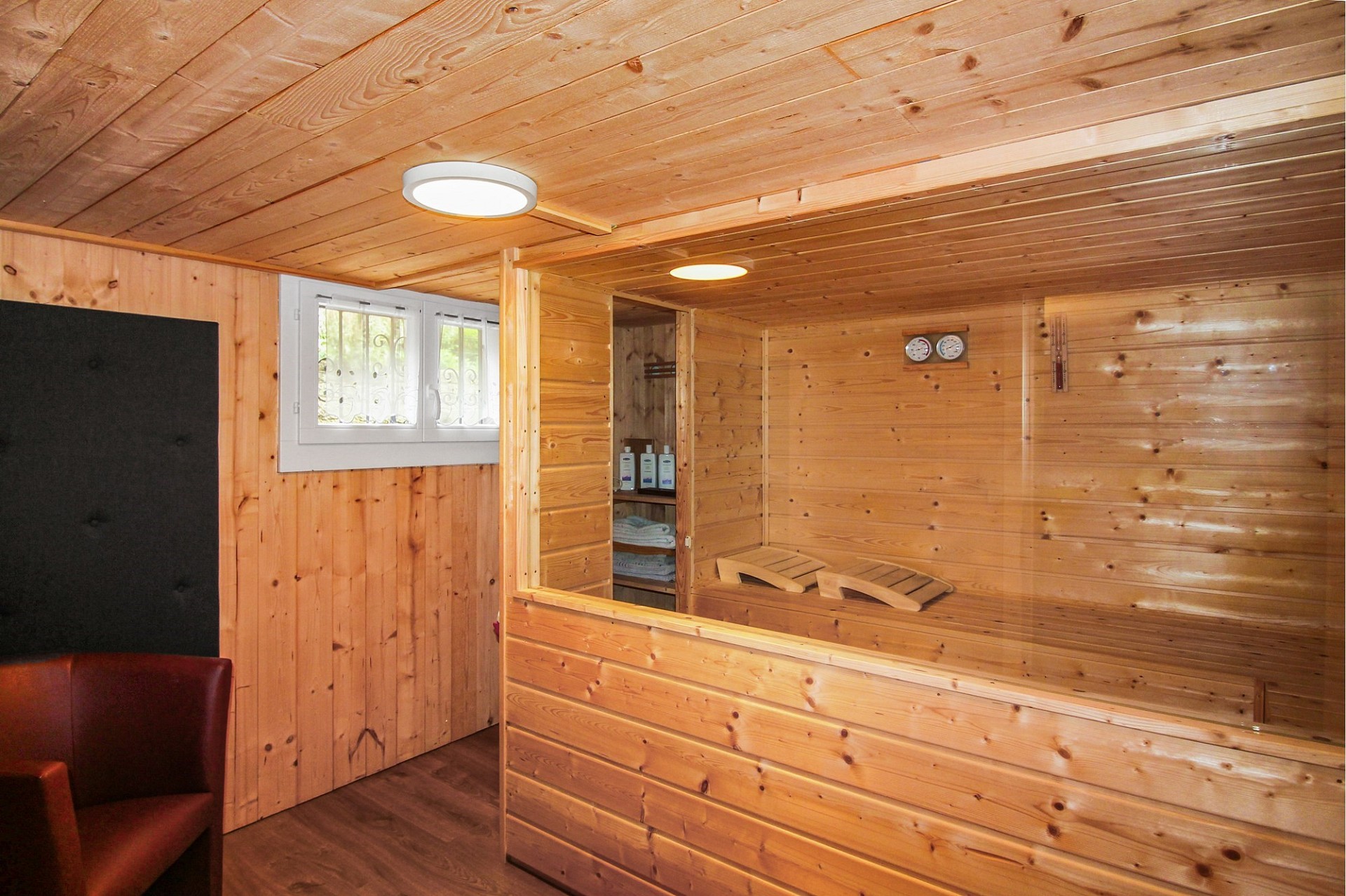 Sauna-Innenraum mit Holzverkleidung