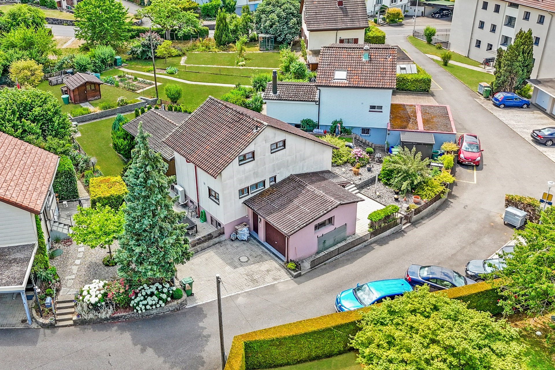 Luftaufnahme eines gepflegten Wohnviertels mit Einfamilienhäusern und Gärten