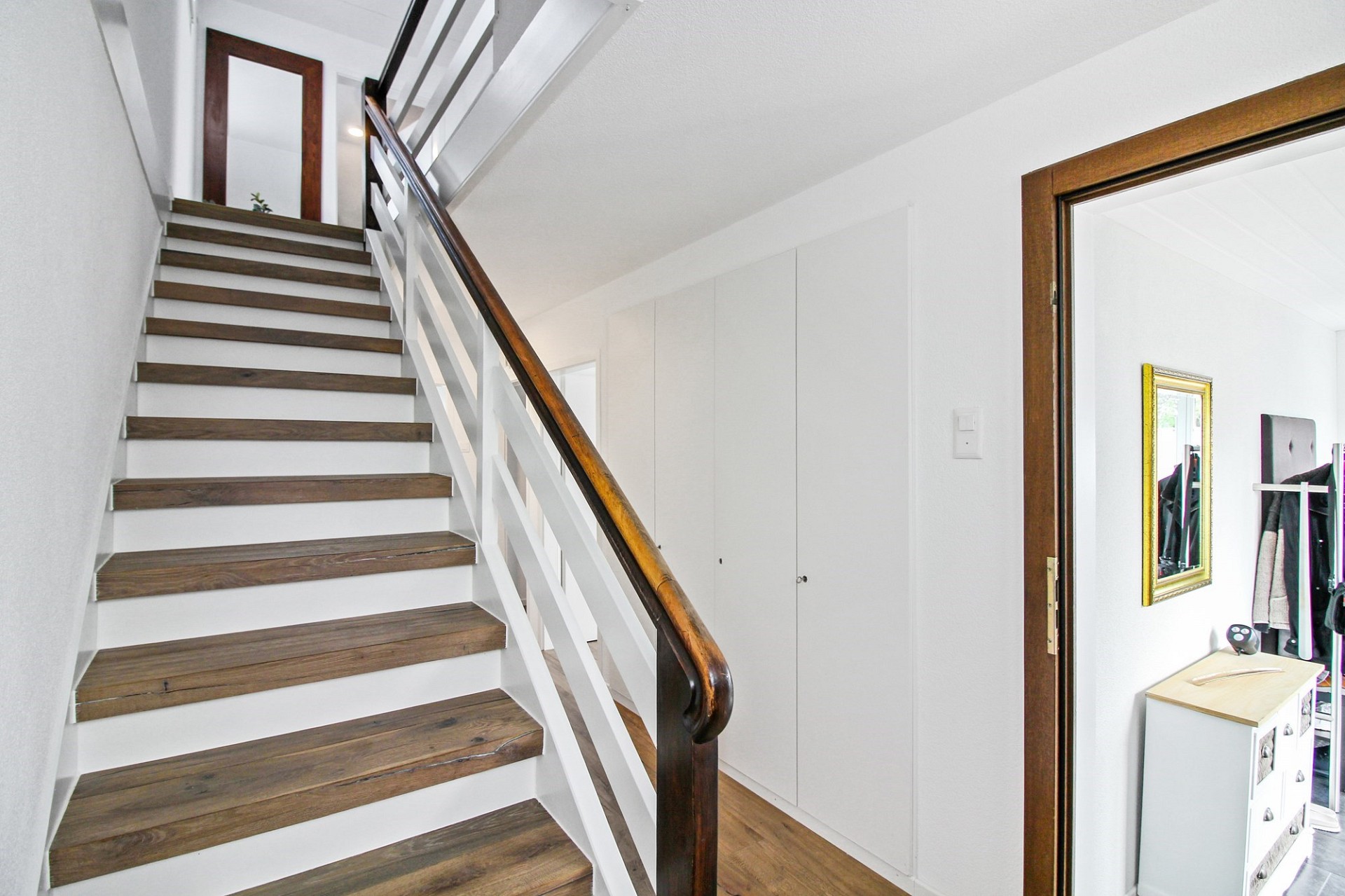 Treppenhaus mit Holzstufen