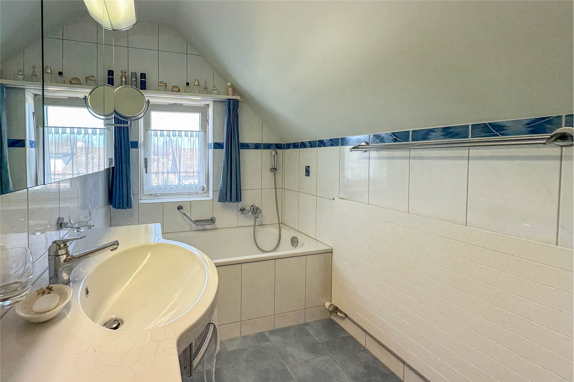 Badezimmer unter Dachschräge