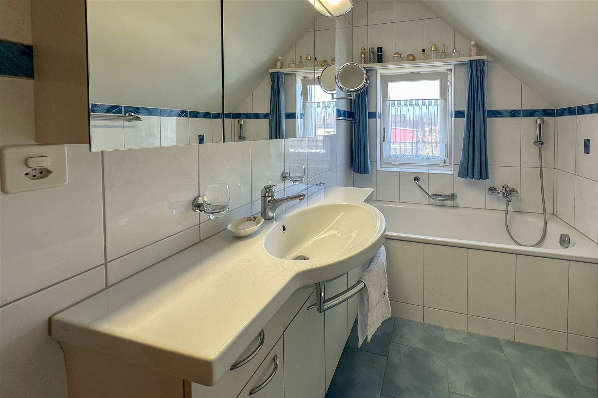 Helles Badezimmer mit Badewanne und Waschtisch