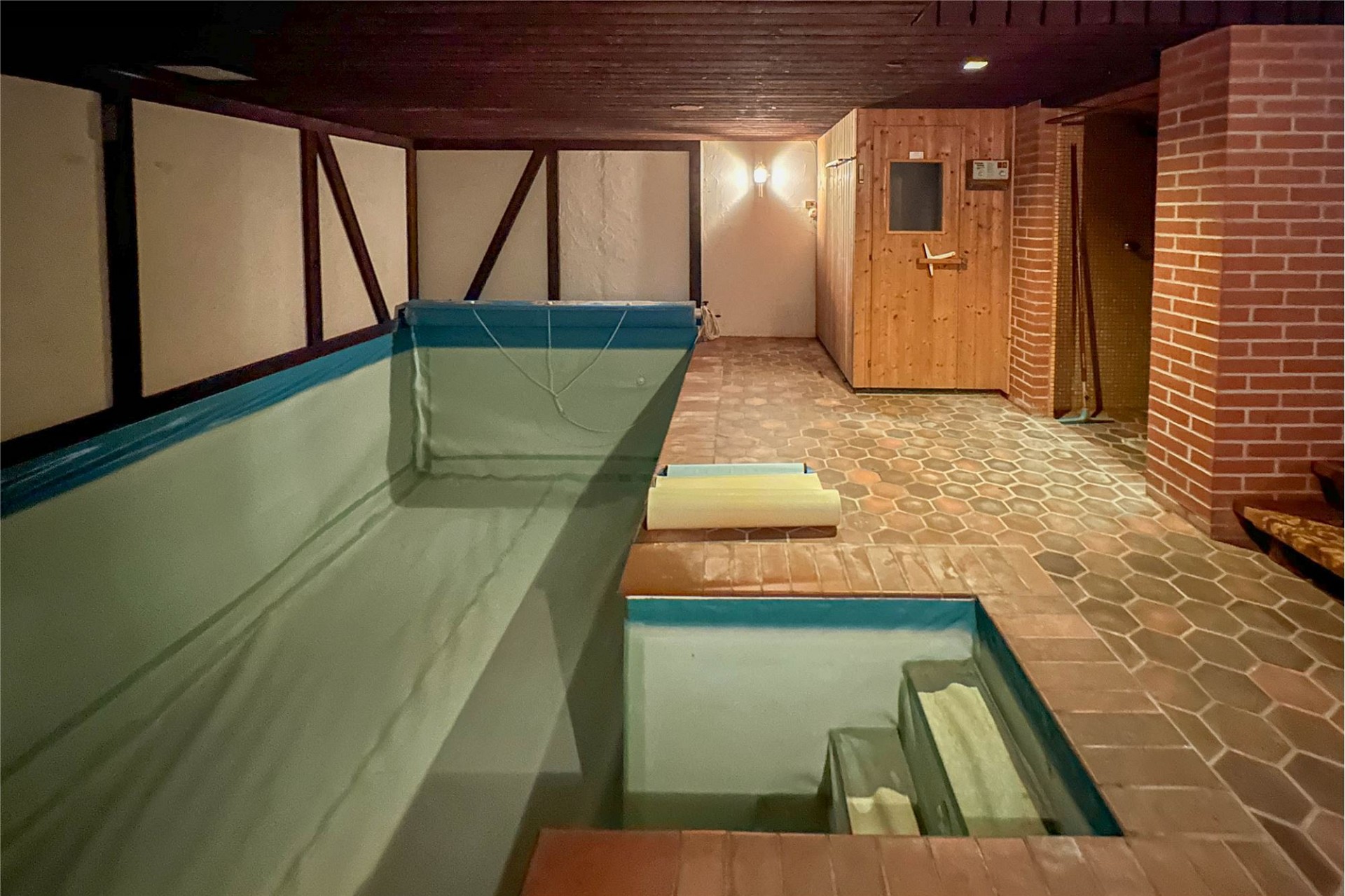 Indoor-Poolbereich mit rustikalem Ausbaustil