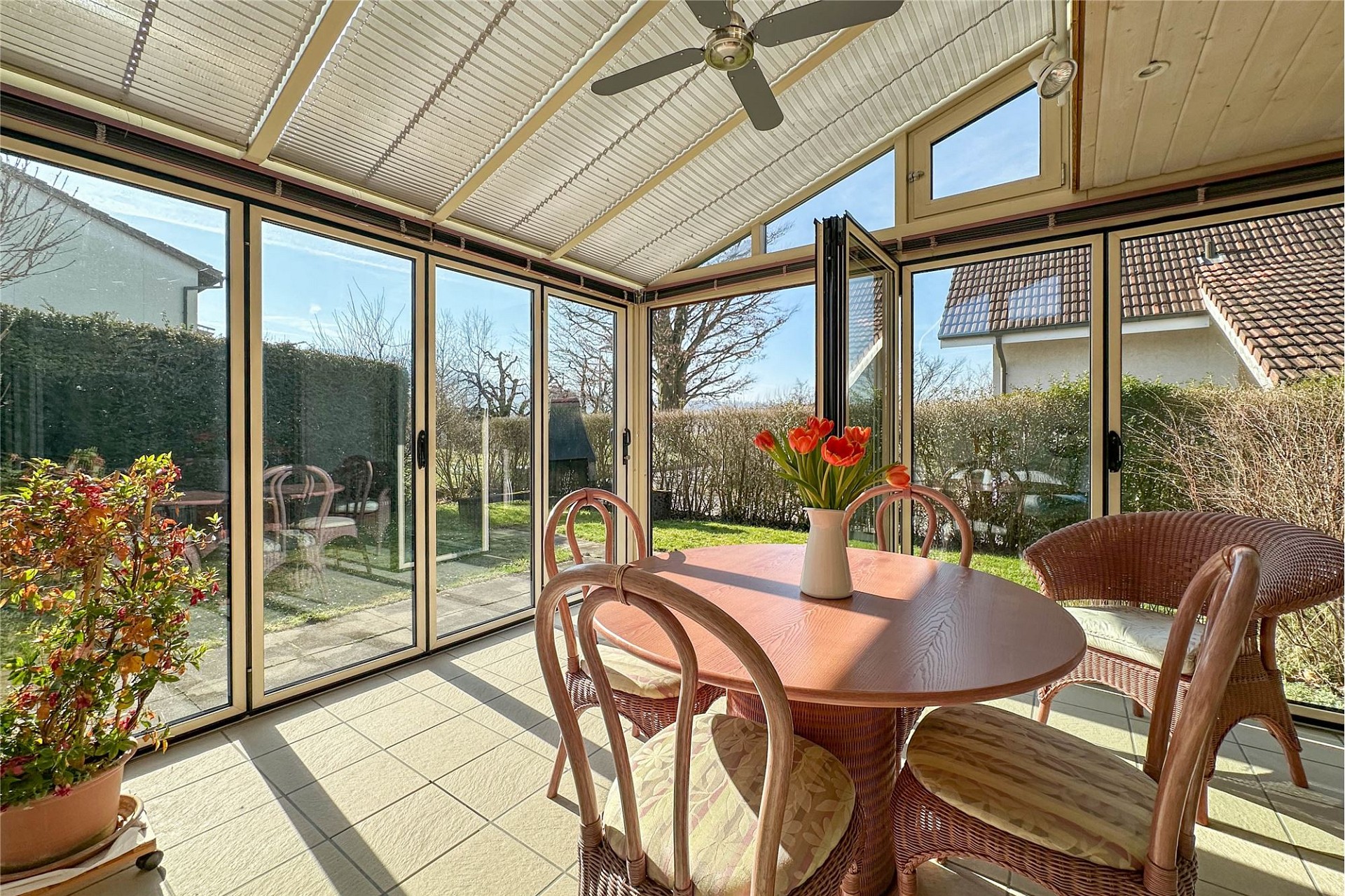 Verglaster Wintergarten mit Gartenblick