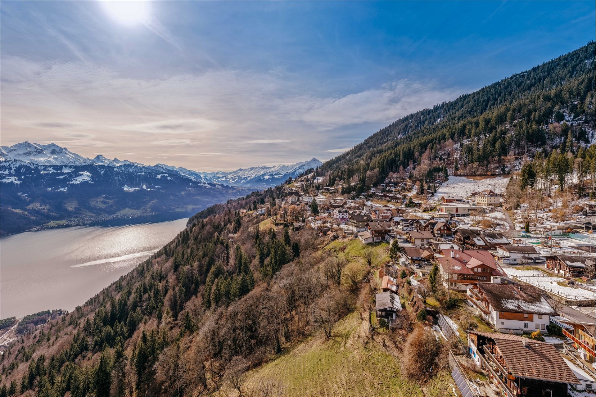 Alpenort mit Seeblick