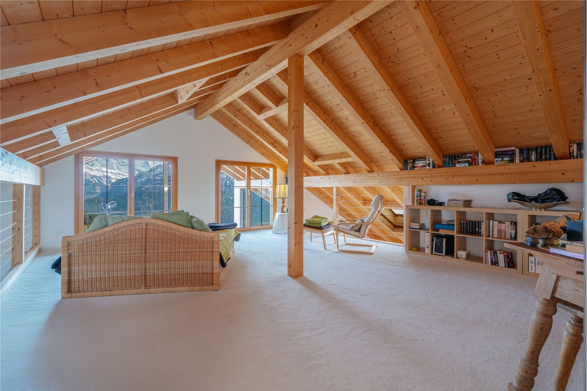 Dachgeschosszimmer mit Holzsichtdachstuhl