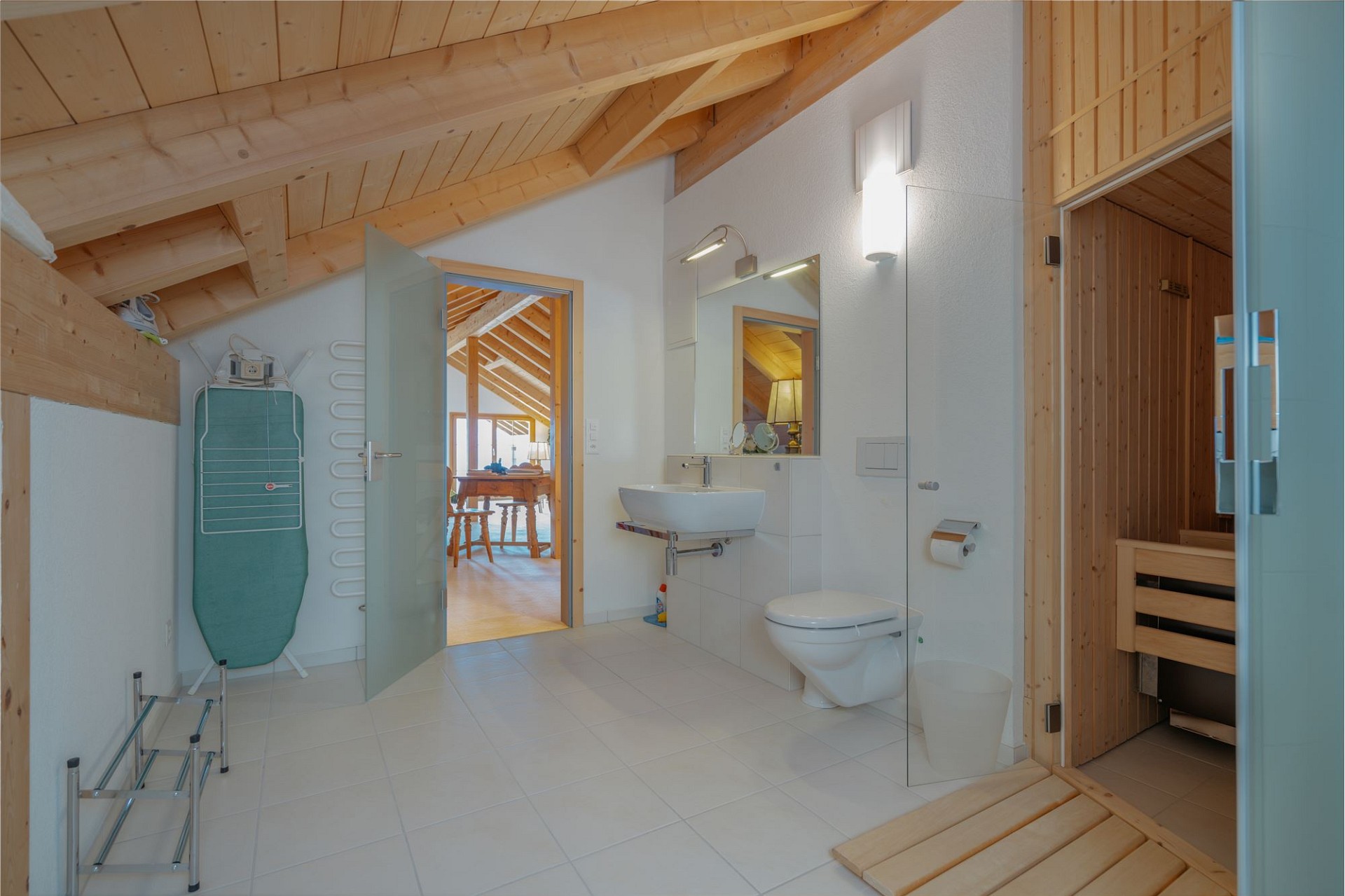 Helles Badezimmer mit Holzdecke