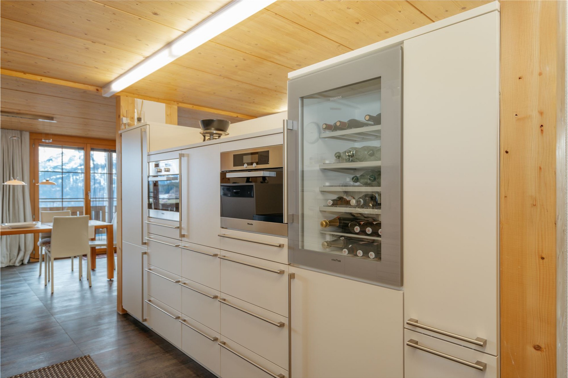 Moderne Wohnküche mit Holzdecke