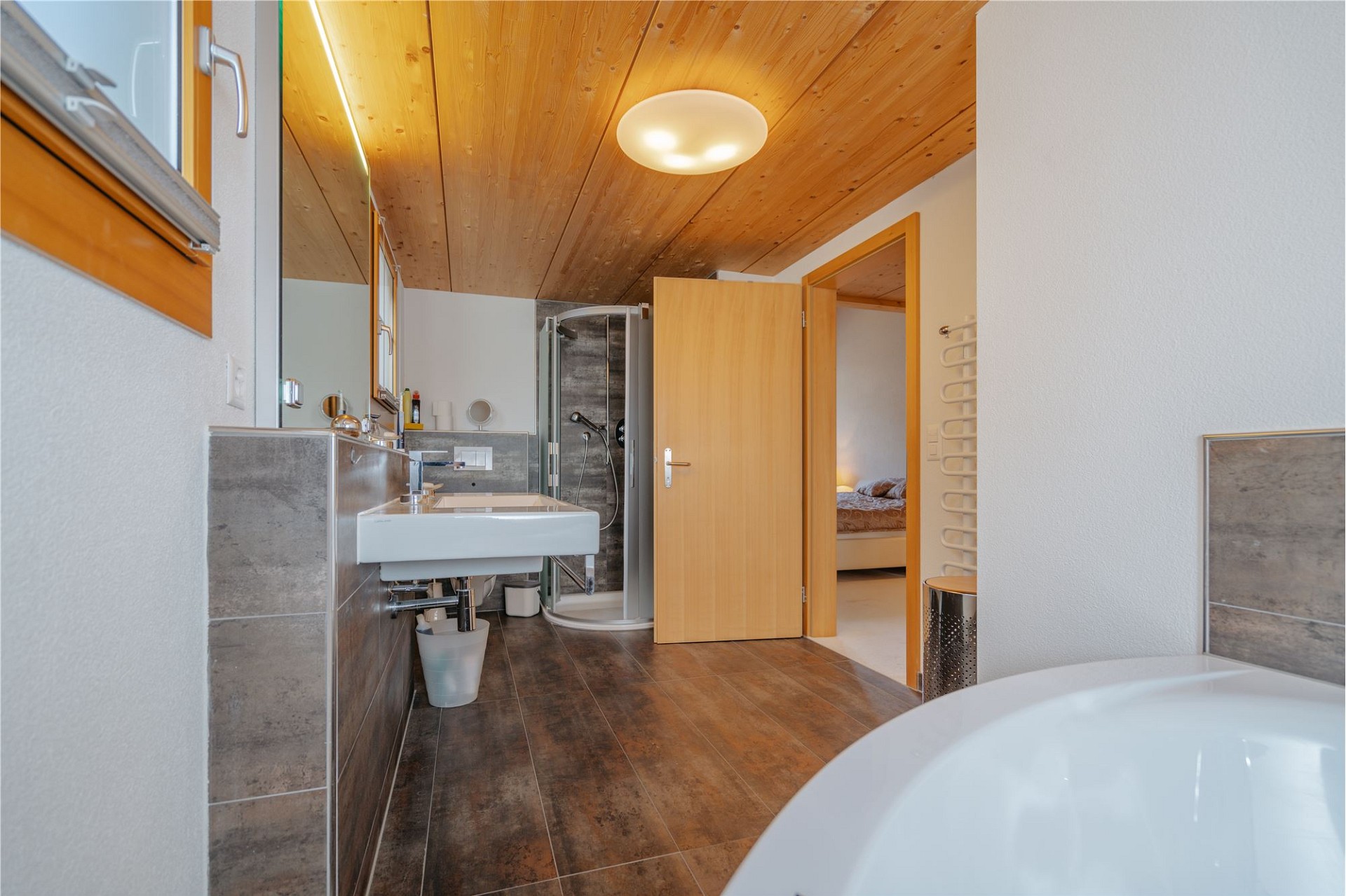 Modernes Badezimmer mit Holzdecke