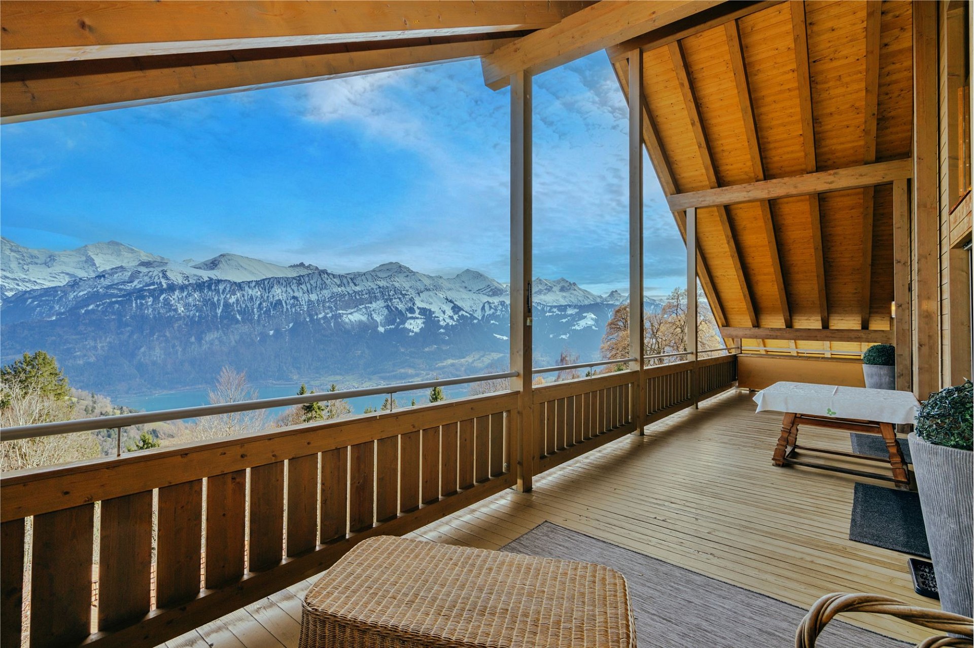 Balkon mit Bergpanorama