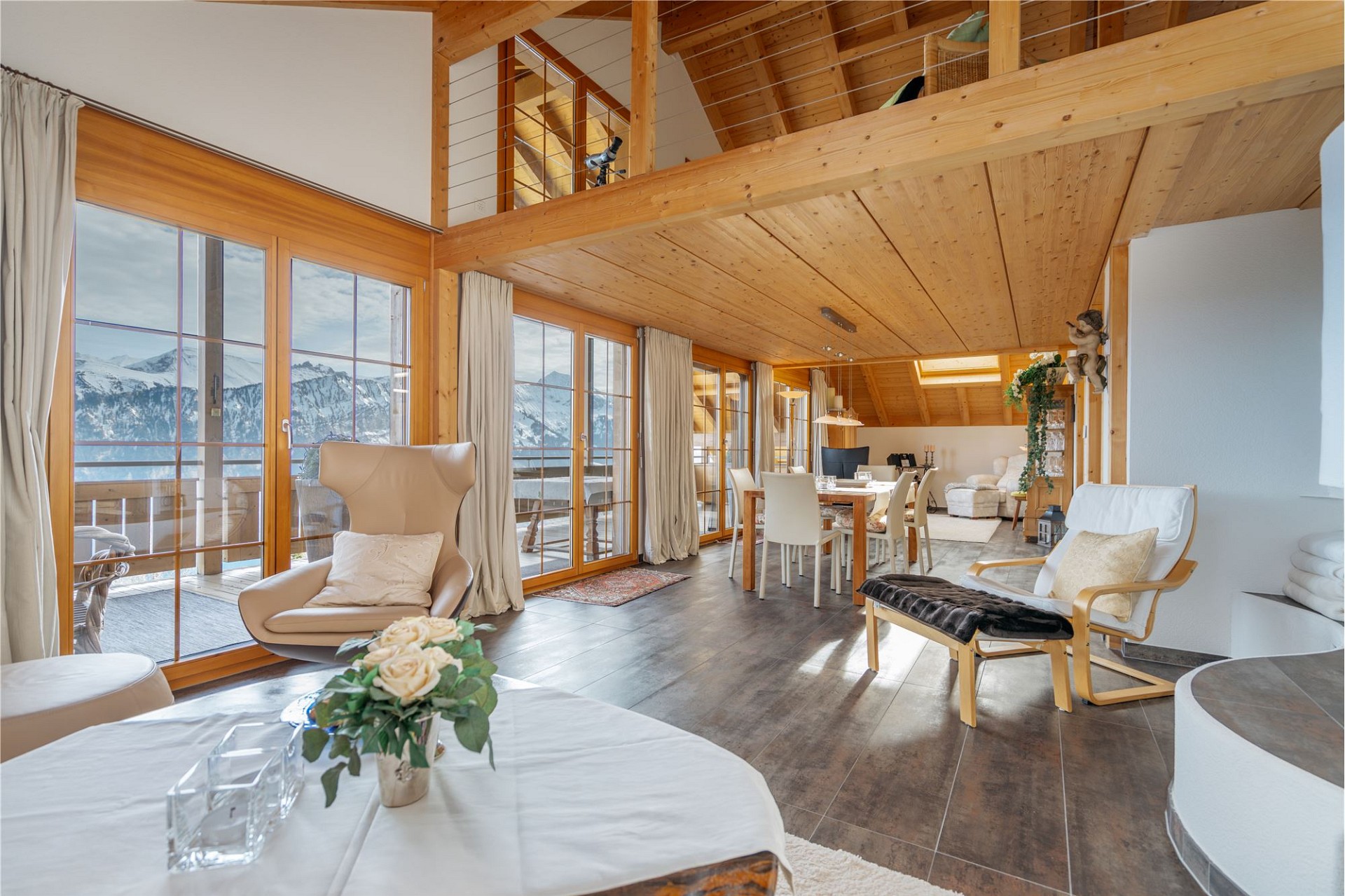 Offener Wohn-Essbereich im Chalet-Stil mit Bergblick
