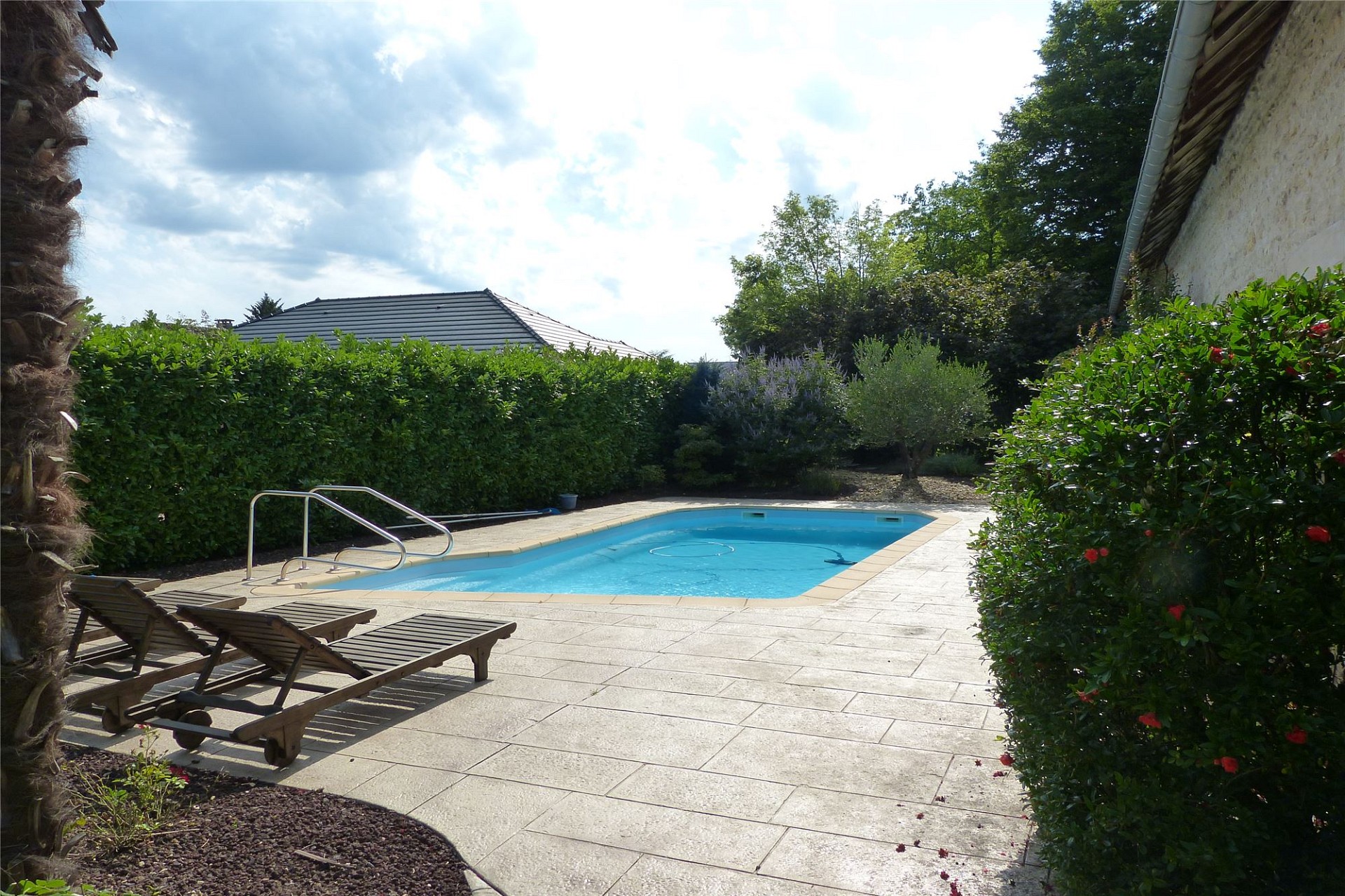 Außenbereich mit Pool und Garten