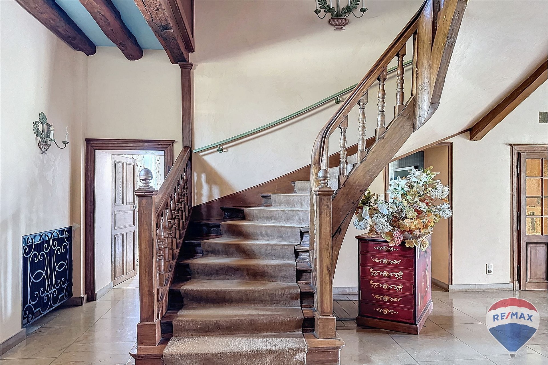 Treppenhaus mit Holztreppe und Fliesenboden