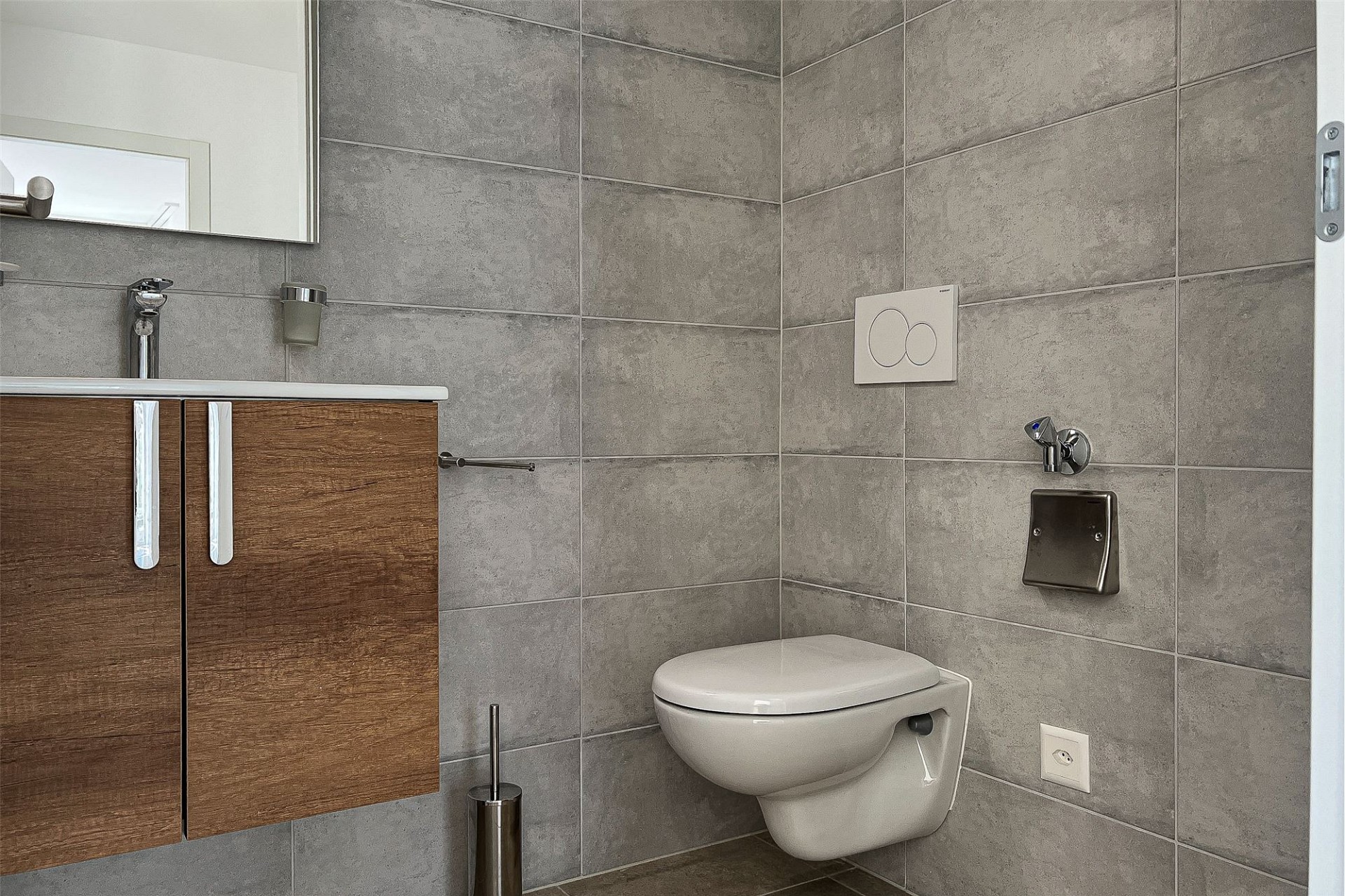 Modernes WC mit Waschtischunterschrank