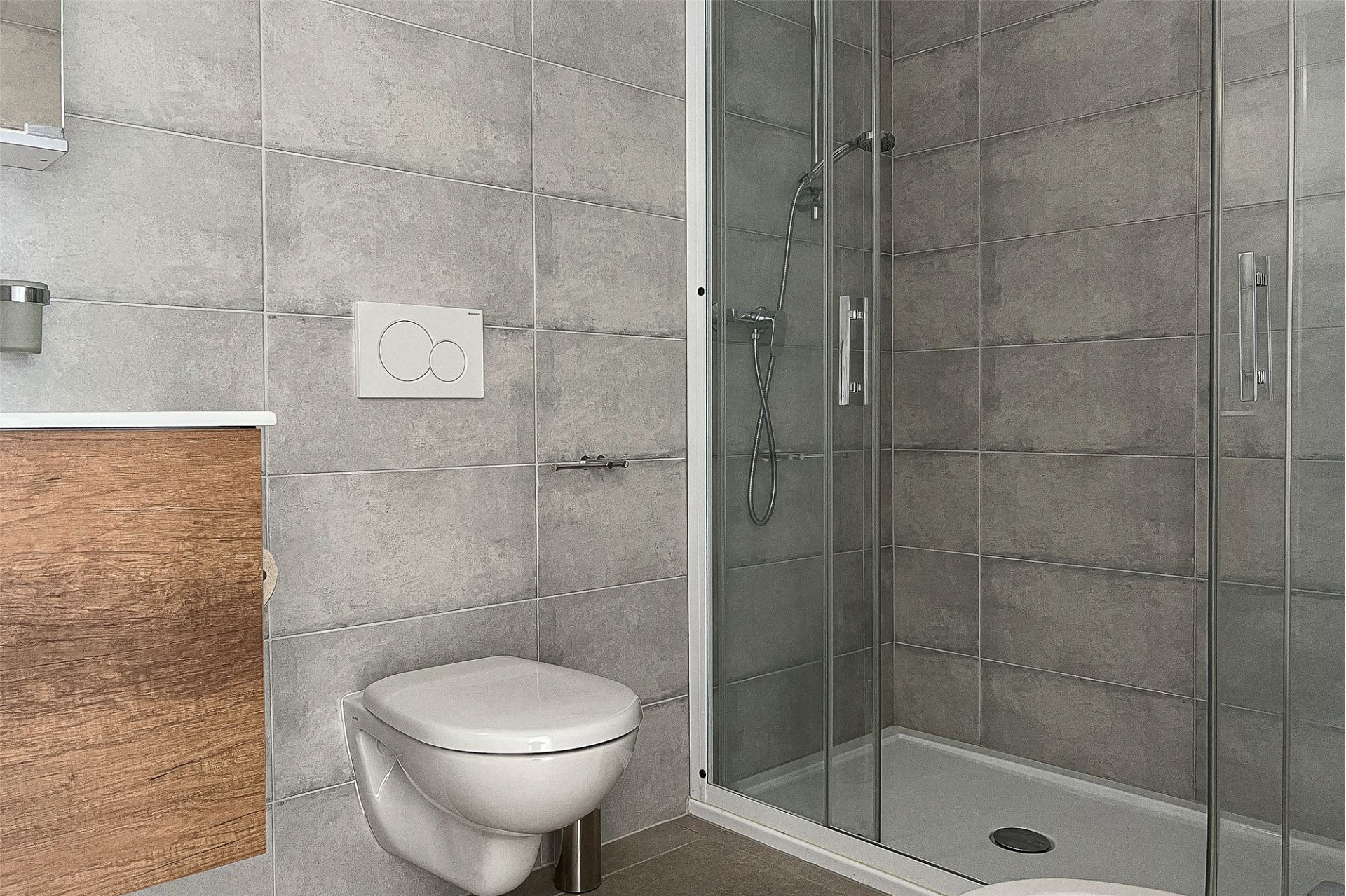 Modernes Badezimmer mit Dusche und wandhängendem WC