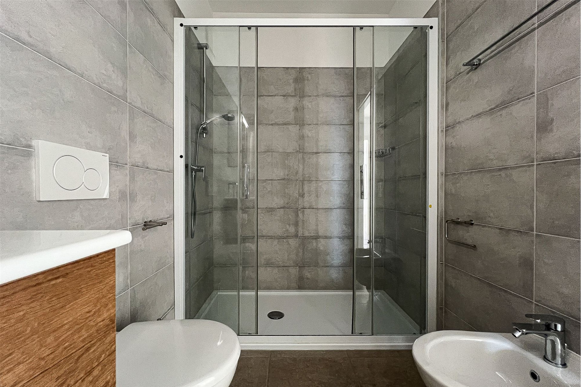 Modernes Badezimmer mit begehbarer Dusche