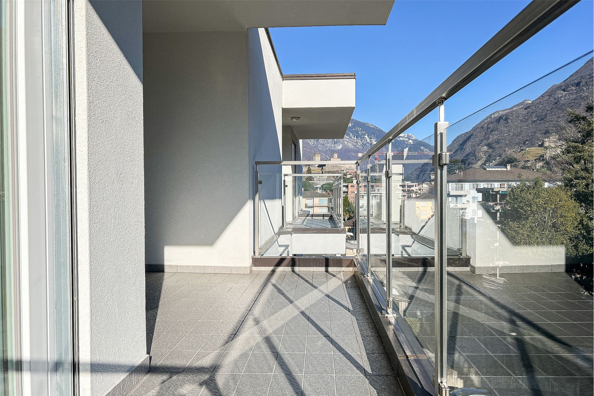 Helle Balkonterrasse mit Bergblick