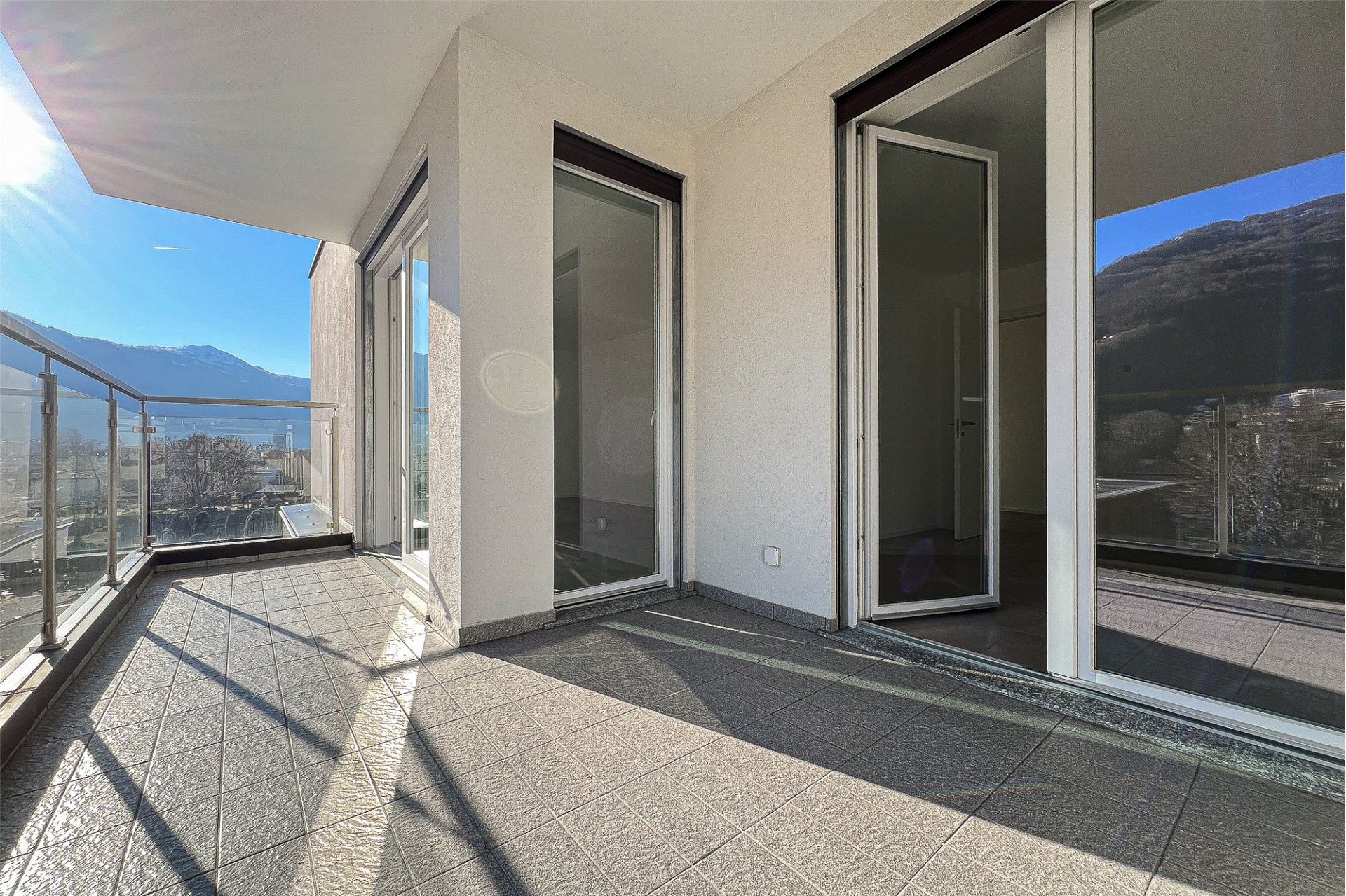 Große sonnige Terrasse mit Bergblick