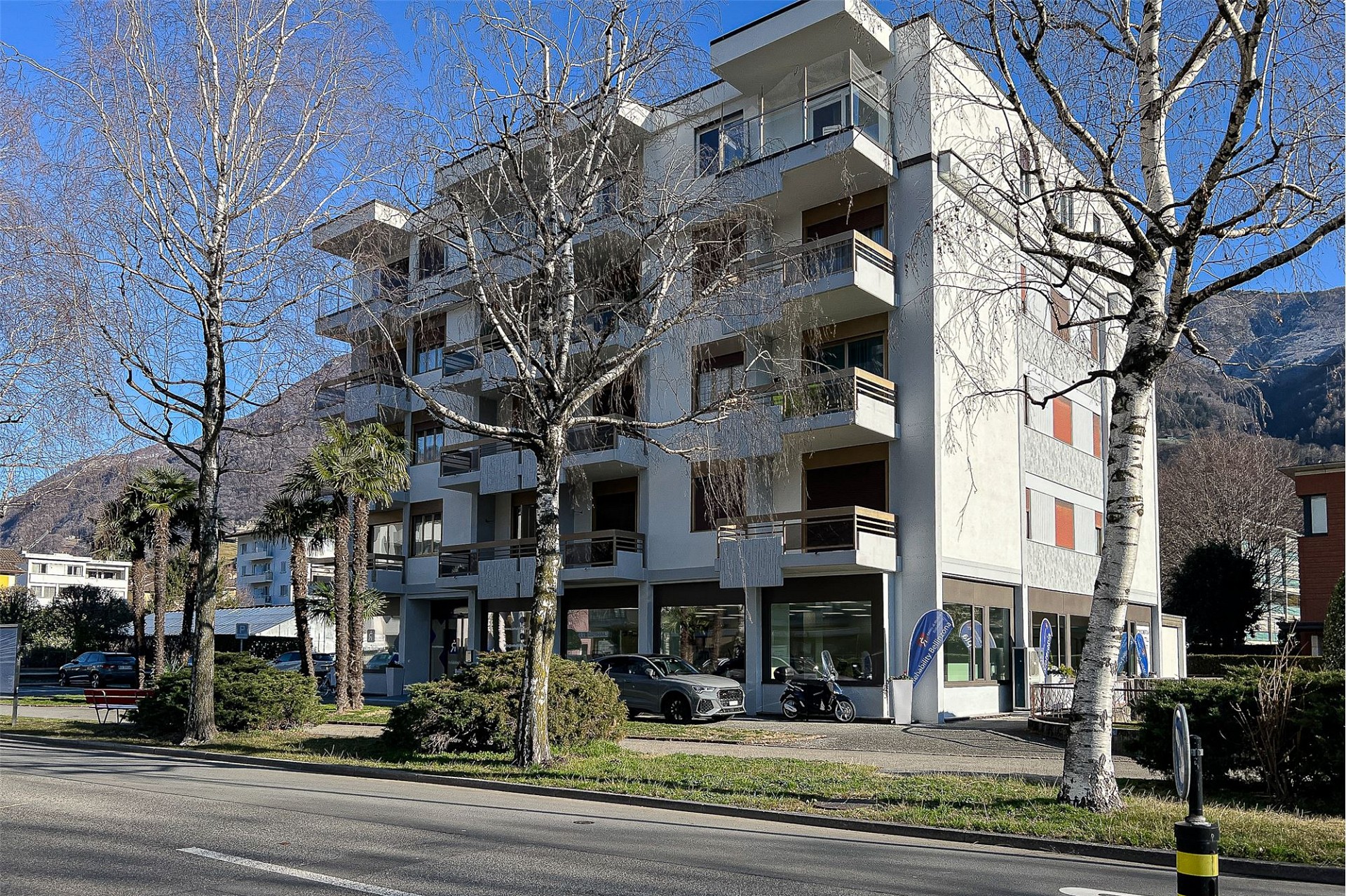Mehrfamilienhaus mit Balkonen