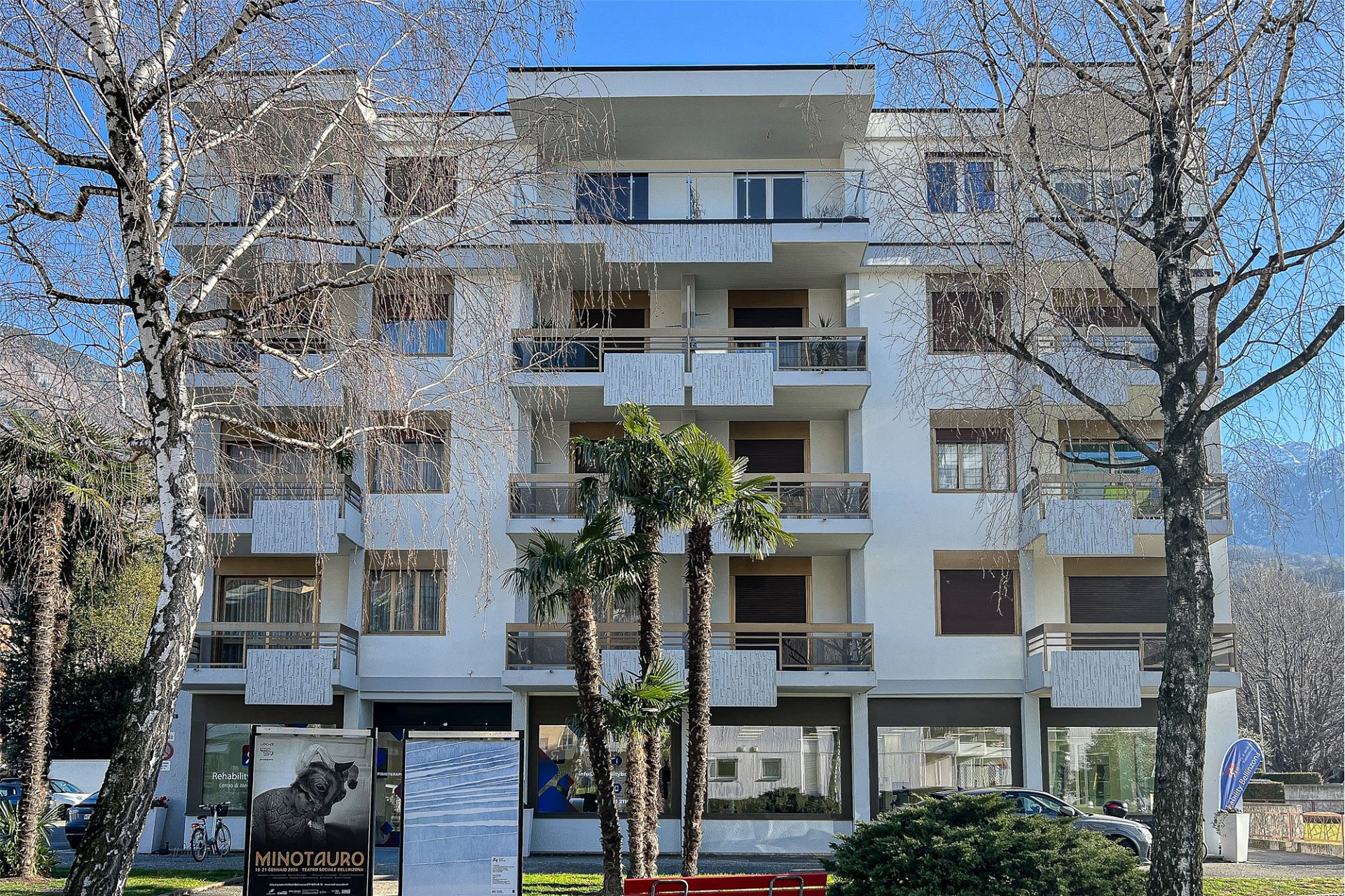 Mehrfamilienhaus mit Balkonen