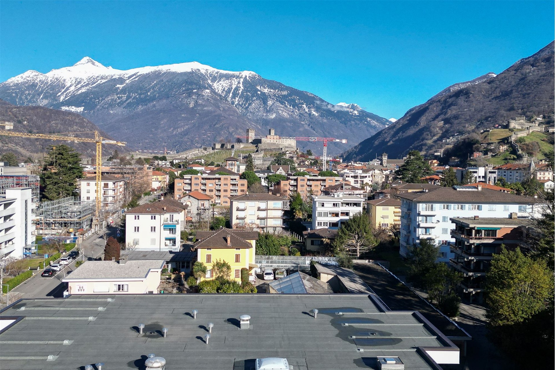 Stadtblick mit Bergpanorama