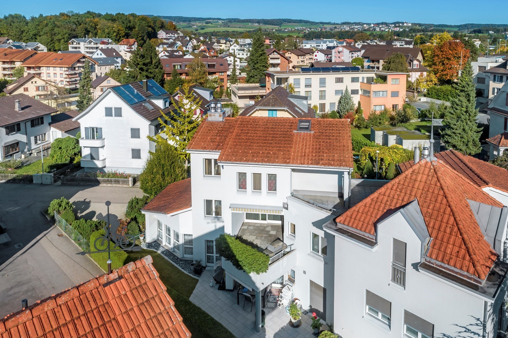Luftaufnahme eines Wohnquartiers mit Einfamilienhäusern und Mehrfamilienhäusern