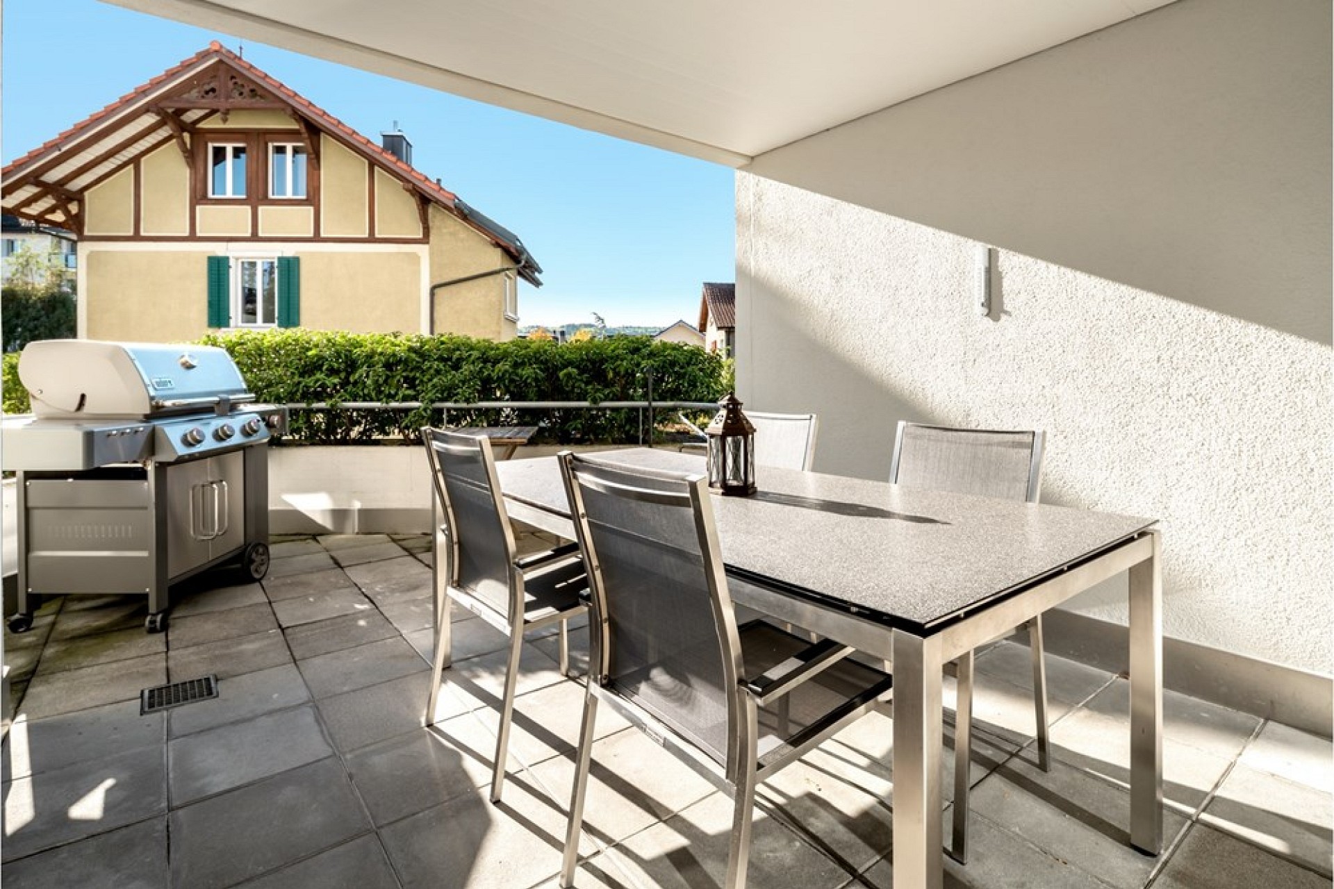 Terrasse mit Grill und Essbereich