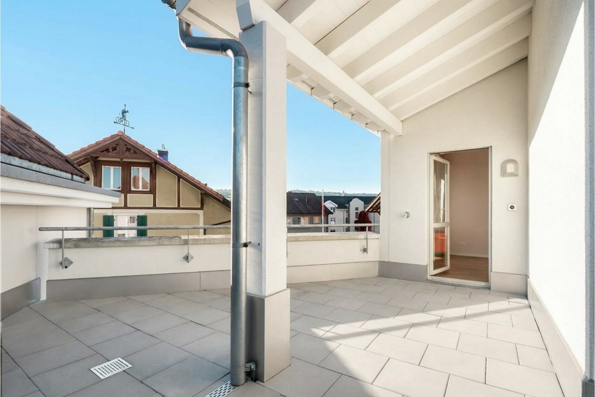 Dachterrasse mit Blick auf Nachbarhäuser