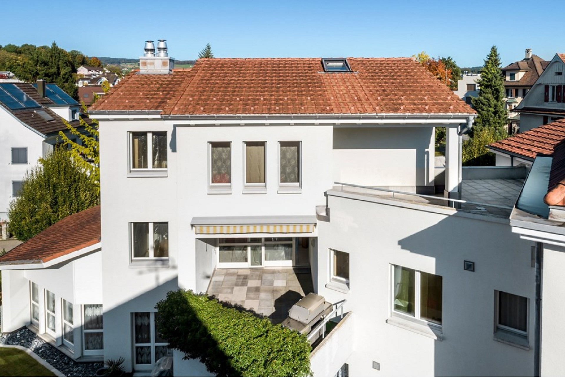 Außenansicht eines modernen Wohnhauses mit rotem Ziegeldach